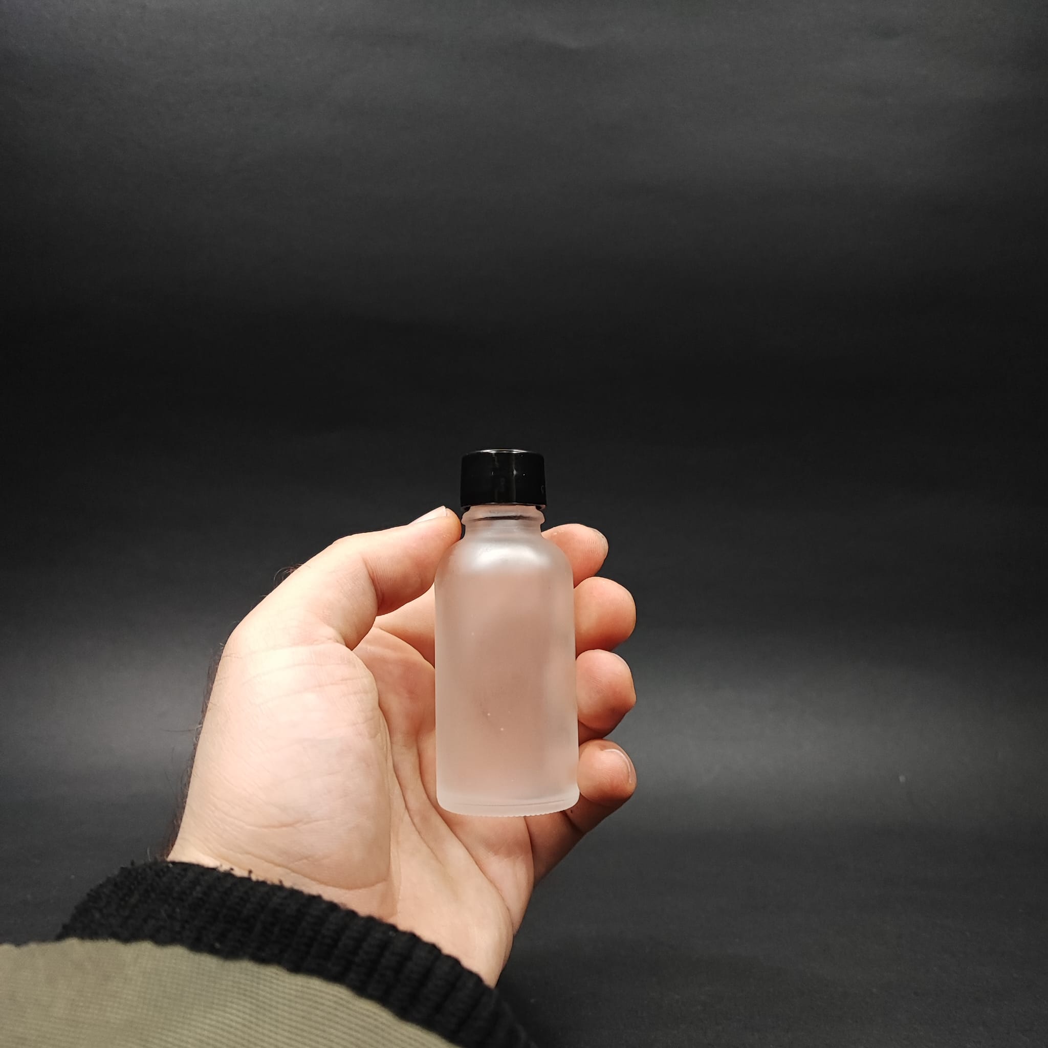 30 CC BUZLU CAM ŞİŞE + KENDİNDEN CONTALI SIZDIRMAZ SİYAH KAPAK - 30 ML KAPAKLI CAM ŞİŞE