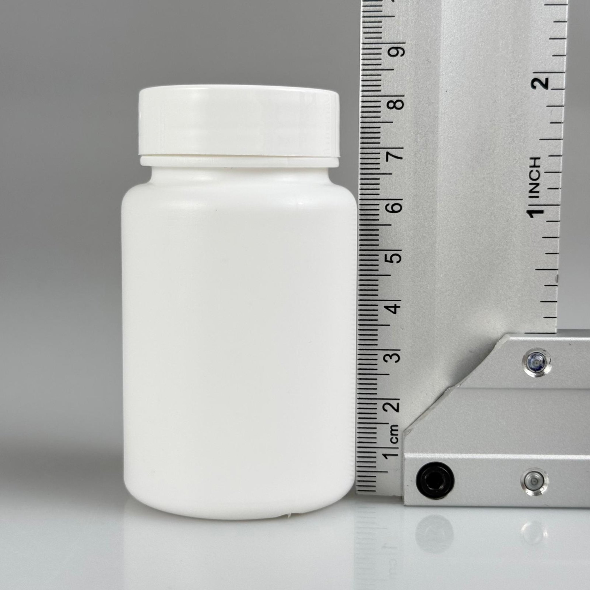 100 CC BEYAZ SERT POLİETİLEN ŞİŞE + BEYAZ PLASTİK KAPAKLI + KENDİNDEN YAPIŞKANLI KÖPÜK CONTALI - 100 ML POLİETİLEN ŞİŞE