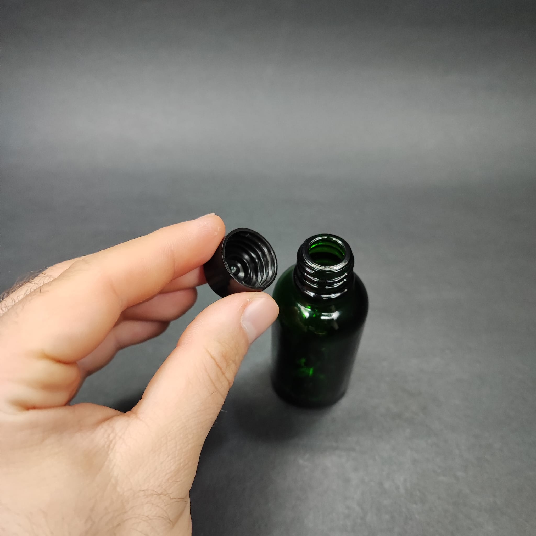 30 CC YEŞİL CAM ŞİŞE + KENDİNDEN CONTALI SIZDIRMAZ SİYAH KAPAK - 30 ML KAPAKLI CAM ŞİŞE