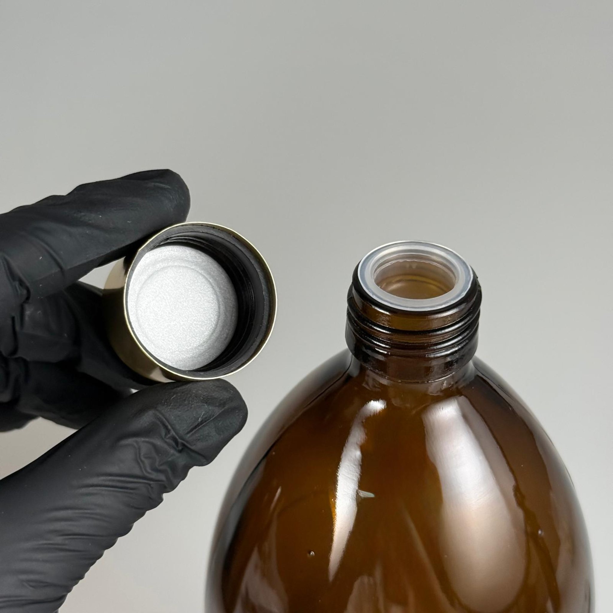 1000 CC AMBER CAM ŞİŞE + ALÜMİNYUM KAPLAMALI GOLD KAPAKLI + KÖR TIPALITAKIM - 1000 ML KAHVERENGİ CAM ŞİŞE