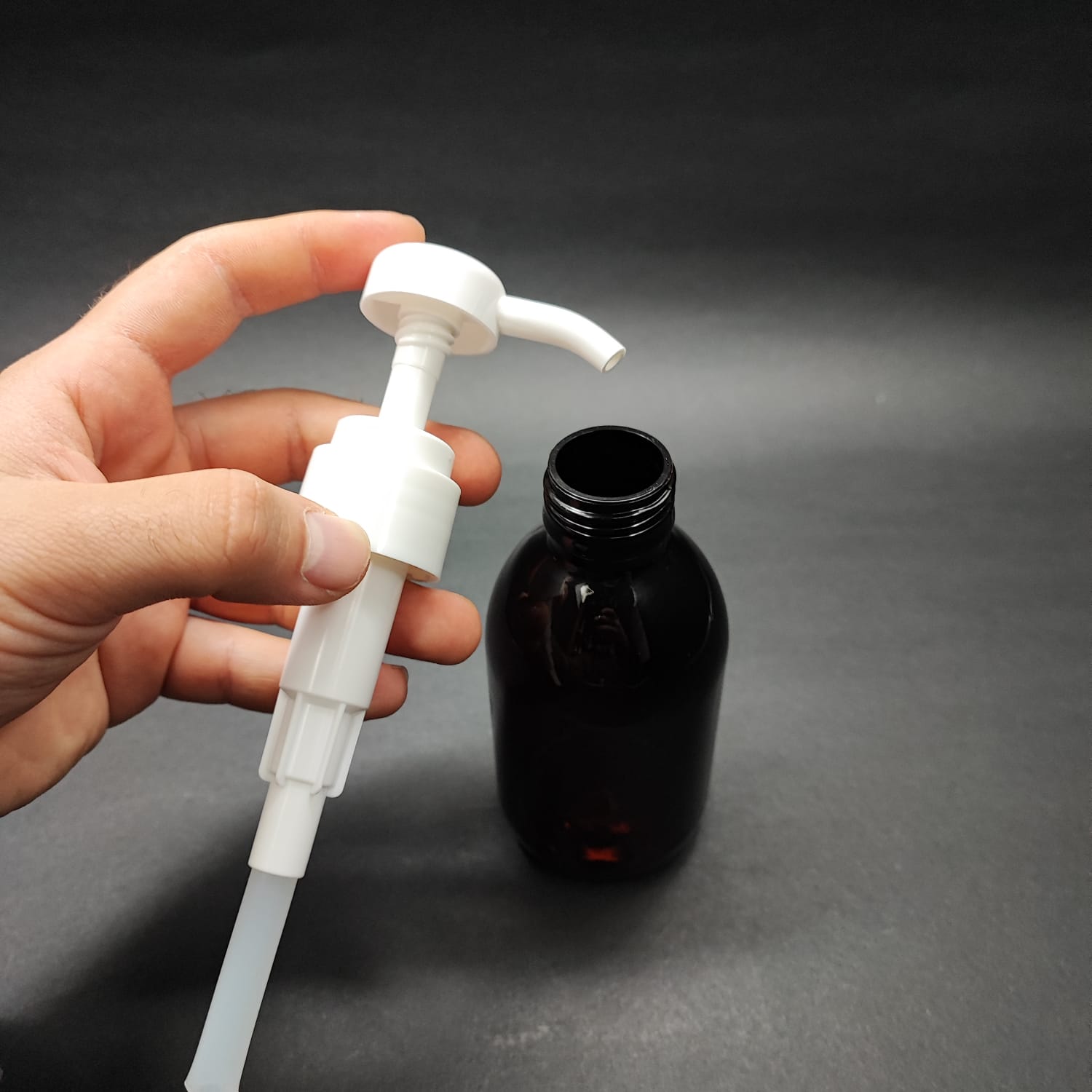 200 CC AMBER PET ECZA ŞİŞESİ + BEYAZ DOZAJ POMPALI (HER BASMADA 4 CC SIVI ATAR) - 200 ML POMPALI ŞİŞE - ŞURUP, ŞAMPUAN, KREM GİBİ YOĞUN KIVAMLI SIVILARDA KULLANILIR