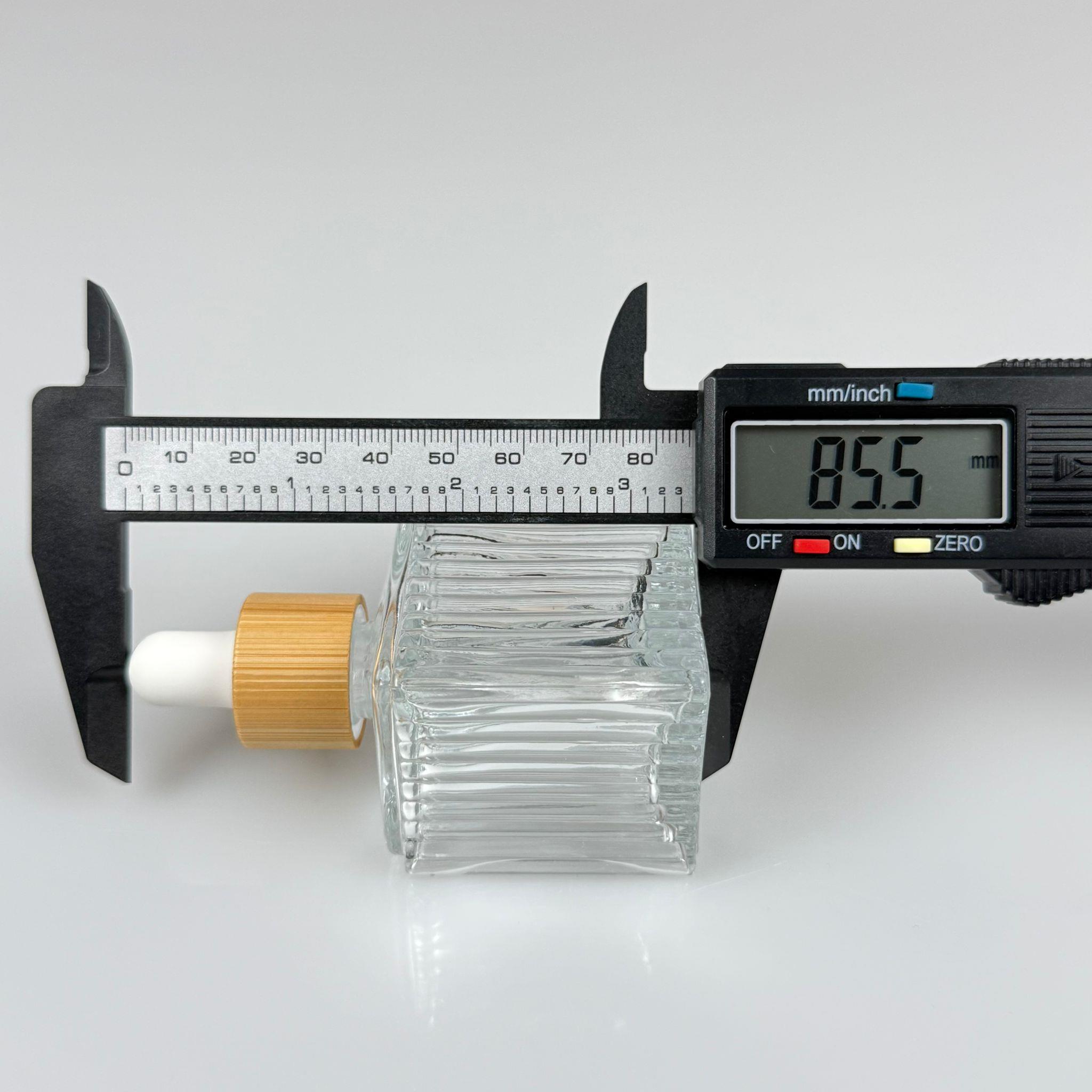 50 CC KÖŞELİ DESENLİ ÇİZGİLİ PRESTİJLİ CAM DAMLALIKLI ŞİŞE - BEYAZ EMZİK - AHŞAP BAMBU KAPAK - 50 ML CAM DAMLALIKLI ŞİŞE - DAMLALIKLI BOŞ ŞİŞE