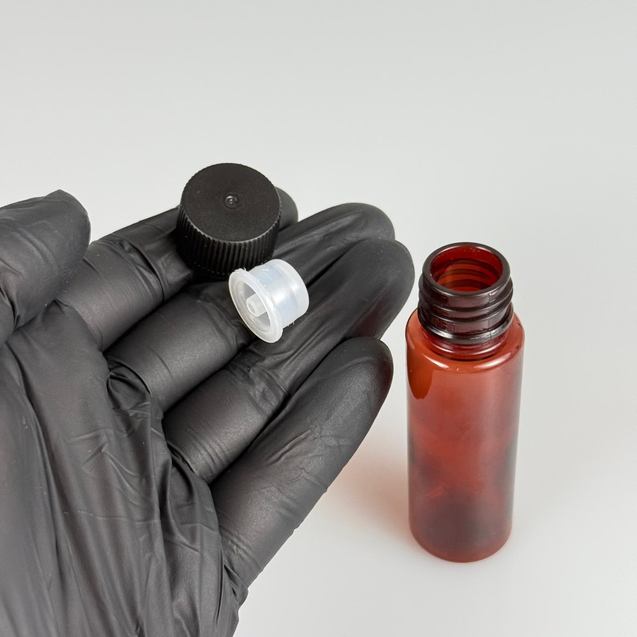 20 CC İÇTEN DAMLALIKLI PLASTİK ŞİŞE -  20 ML AMBER PET ŞİŞE + CONTALI SİYAH KAPAK + KOLONYA TIPALI (DELEREK KULLANILIR) TAKIM
