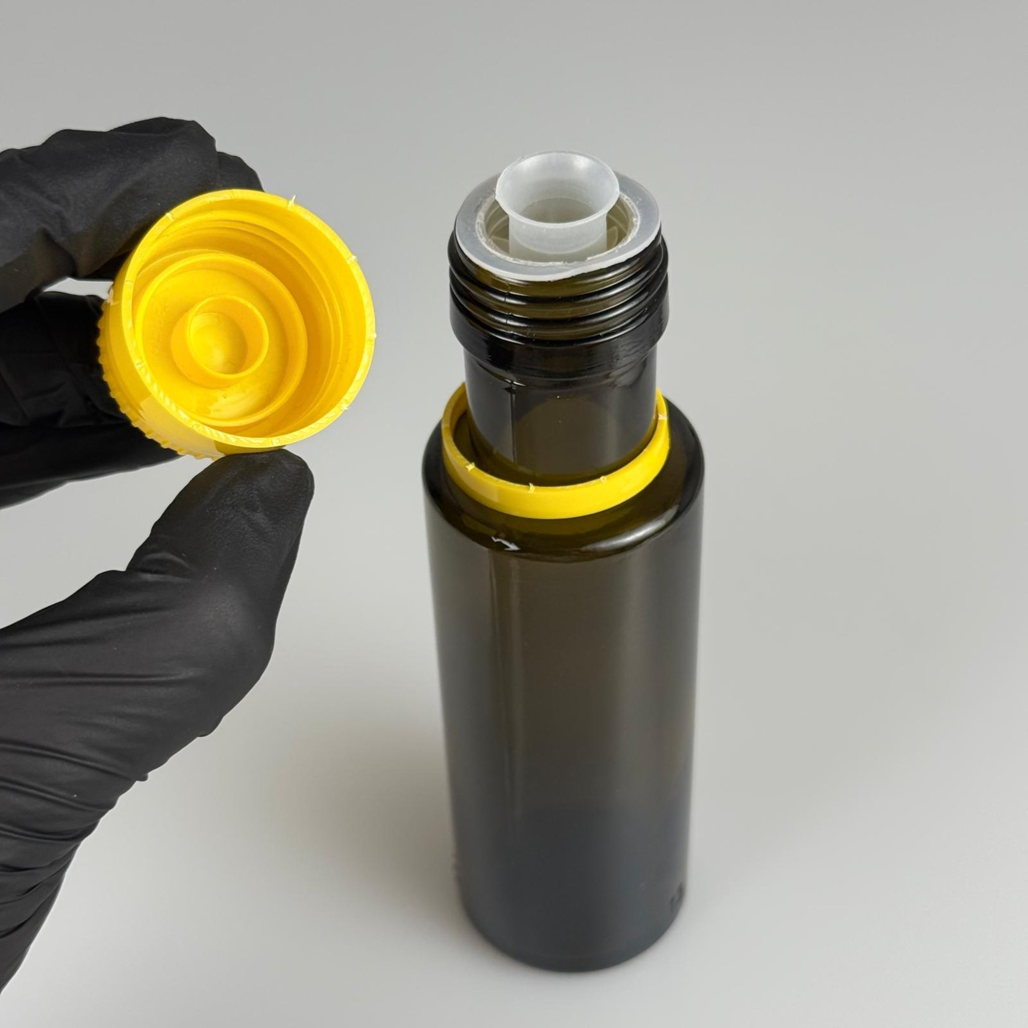 100 CC DORİKA CAM ŞİŞE KOYU YEŞİL (31 MM AĞIZ) - AKITICILI SARI KİLİTLİ KAPAKLI - 100 ML SİLİNDİR DORİCA YAĞ VE SOS ŞİŞELERİ