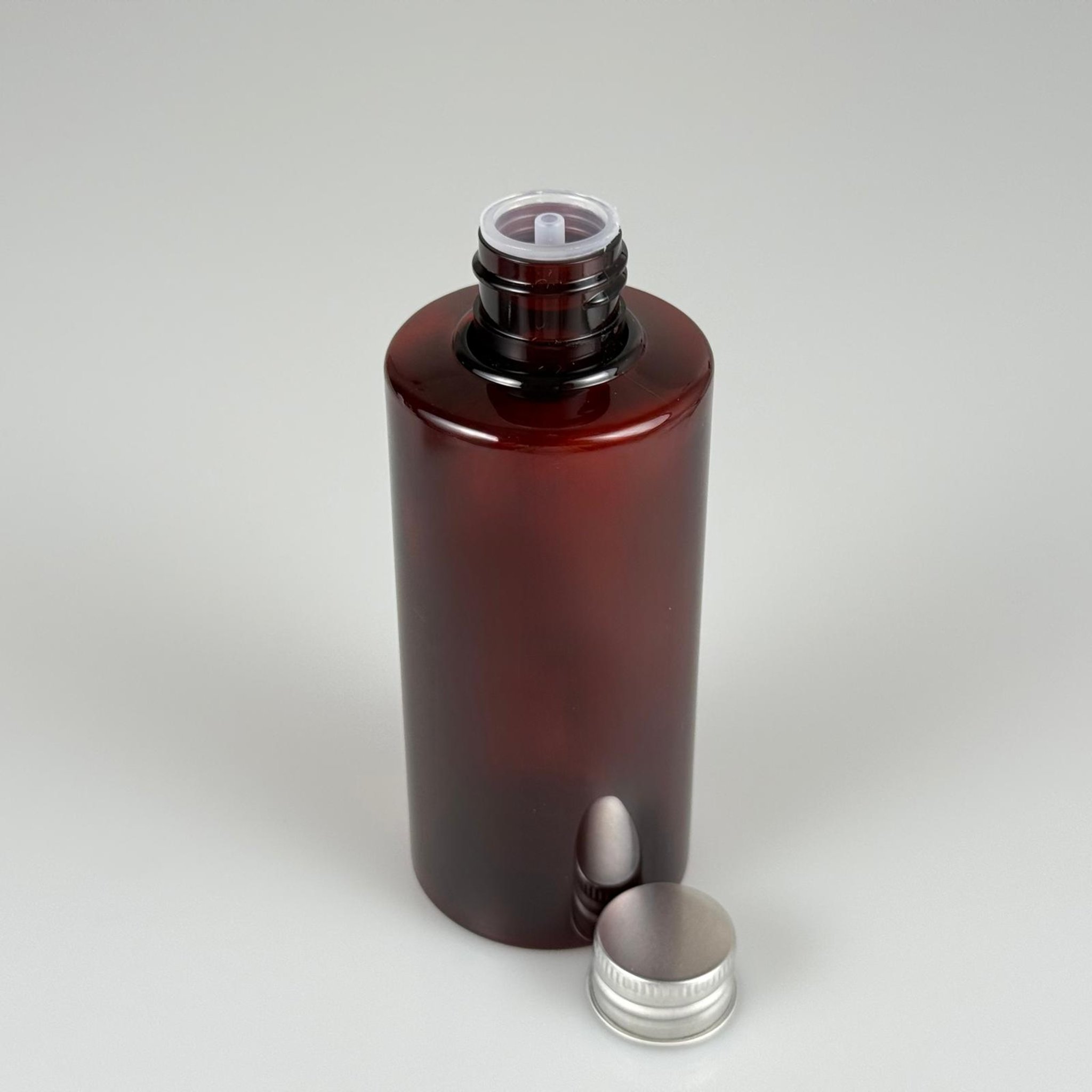 200 CC AMBER SİLİNDİR KESKİN KÜT MODEL SERT PET ŞİŞE (27 GR - 24 AĞIZ ) + KÖPÜK CONTALI GÜMÜŞ METAL ALÜMİNYUM KAPAKLI + KOLONYA TIPALI TAKIM - 200 ML KAPAKLI KAHVERENGİ PET ŞİŞELER