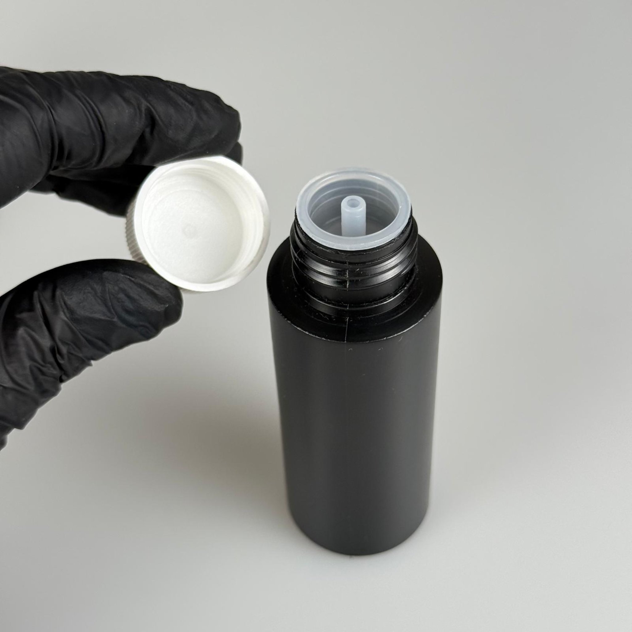 50 CC SİYAH POLİETİLEN PLASTİK ŞİŞE - BEYAZ KÖPÜK CONTALI KAPAKLI + KOLONYA TIPALI TAKIM  - 50 ML KAPAKLI PLASTİK ŞİŞE