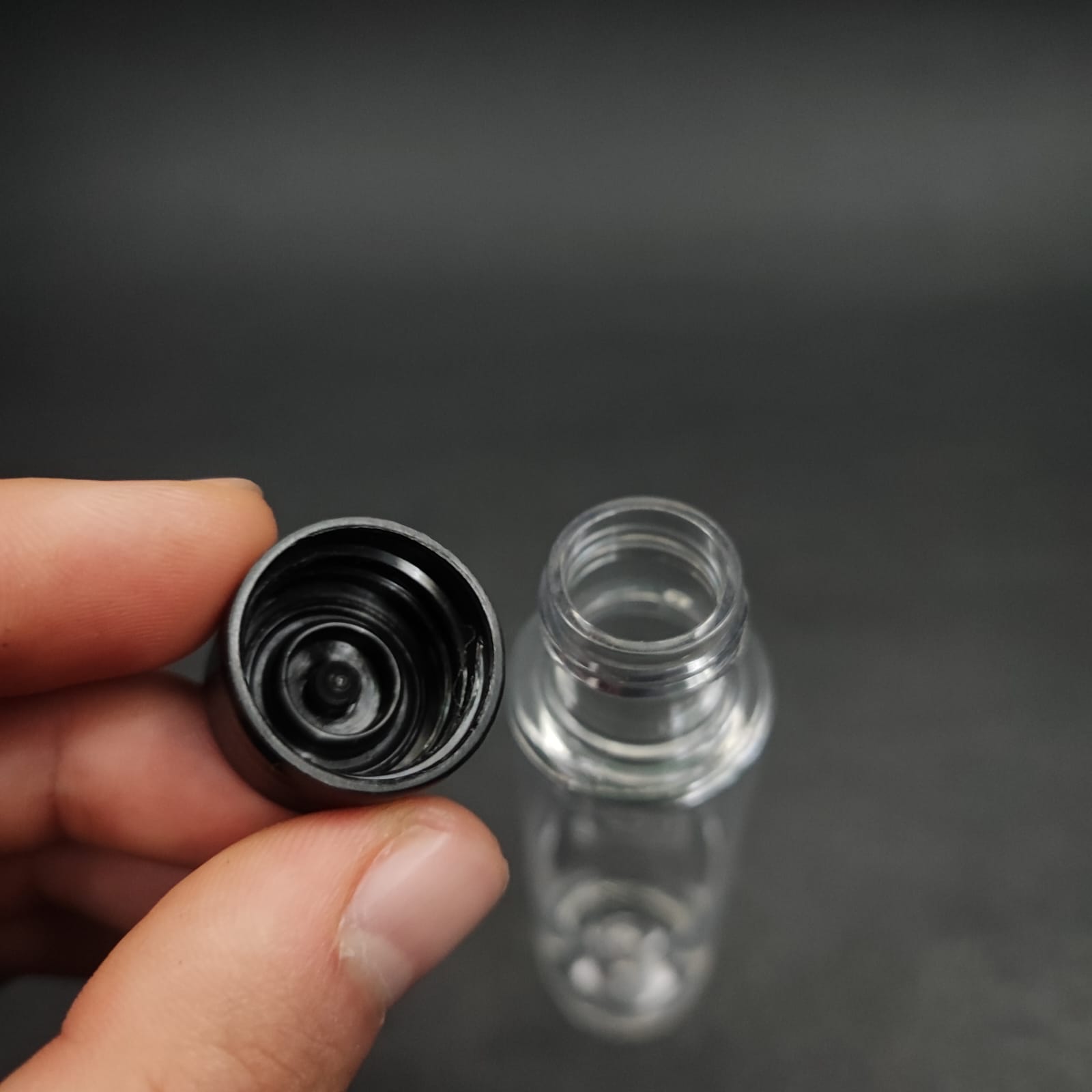 35 CC ŞEFFAF PLASTİK UZUN ŞİŞE + KENDİNDEN CONTALI SIZDIRMAZ SİYAH KAPAK - 35 ML KAPAKLI PET ŞİŞE