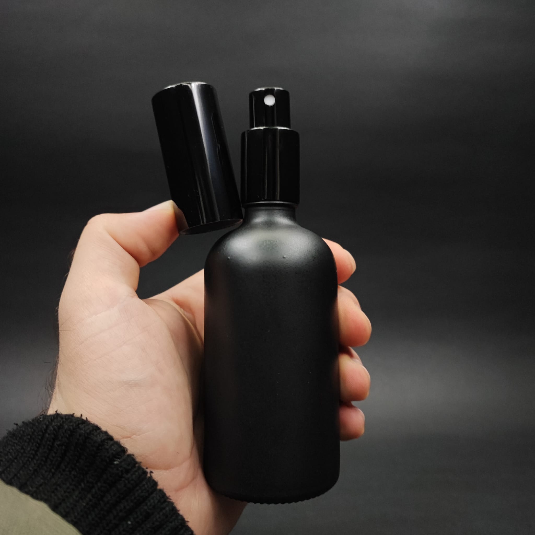 100 ML LÜKS VİDALI VALF ÇEVİRME PARFÜM ŞİŞELERİ - 100 CC MAT SİYAH CAM ŞİŞE - SİYAH METAL SPREYLİ KAPAKLI SET