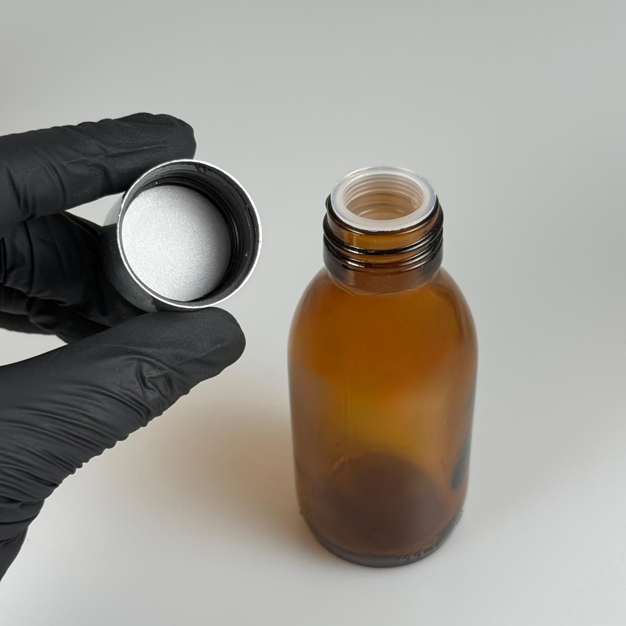 100 CC AMBER CAM ŞİŞE  + ALÜMİNYUM KAPLAMALI GÜMÜŞ KAPAKLI + KÖR TIPALI TAKIM - 100 ML KAHVERENGİ CAM ŞİŞE