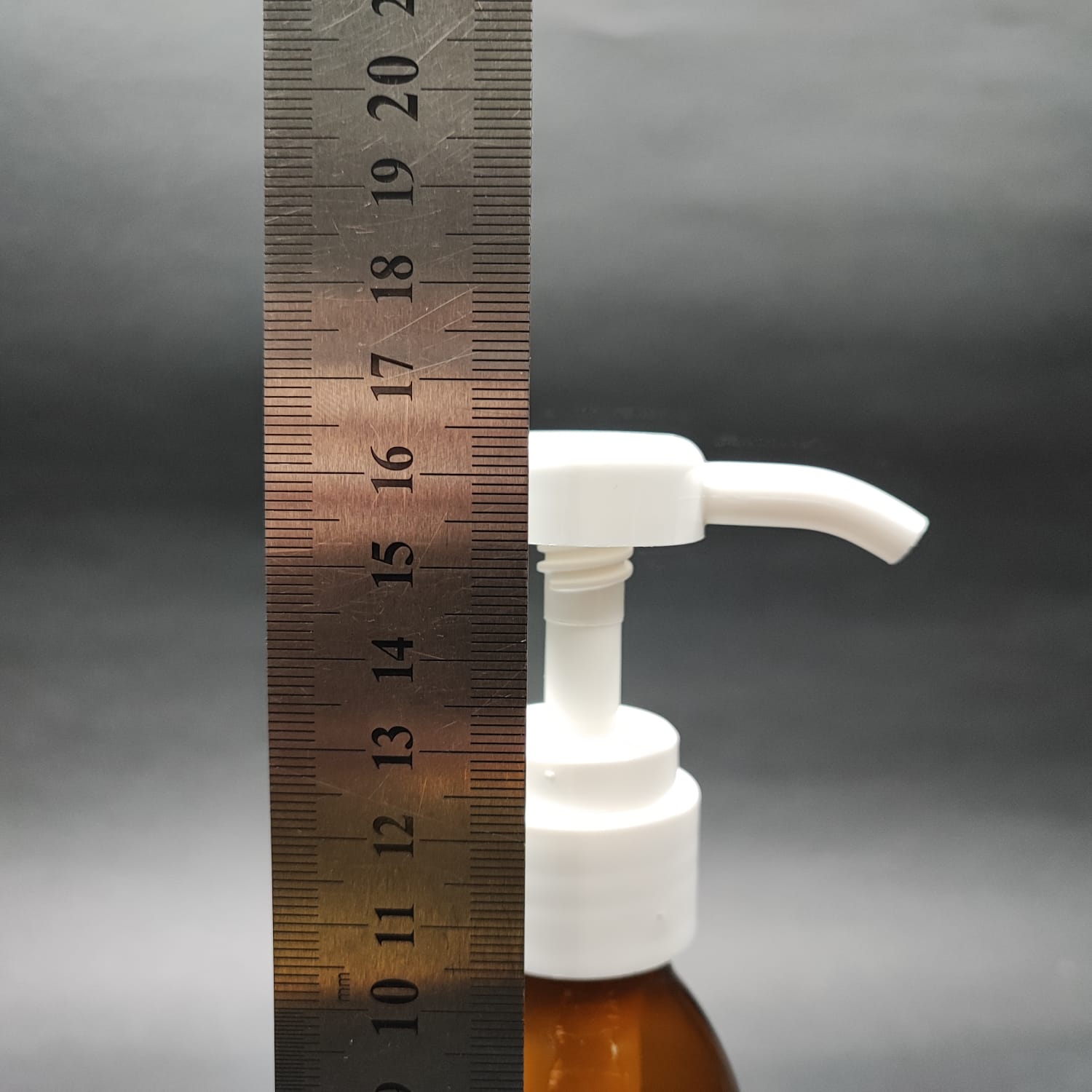 125 CC AMBER CAM ŞİŞE + BEYAZ DOZAJ POMPALI (HER BASMADA 4 CC SIVI ATAR) - 125 ML POMPALI ŞİŞE - ŞURUP, ŞAMPUAN, KREM GİBİ YOĞUN KIVAMLI SIVILARDA KULLANILIR