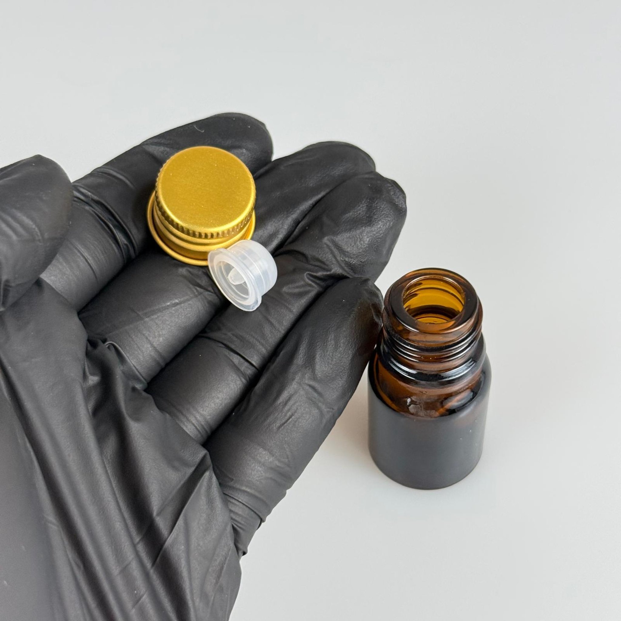 3 CC AMBER CAM ŞİŞE + KÖPÜK CONTALI GOLD ALÜMİNYUM METAL KAPAKLI + DAMLALIKLI KOLONYA TIPALI TAKIM - 3 ML KAHVERENGİ CAM ŞİŞE