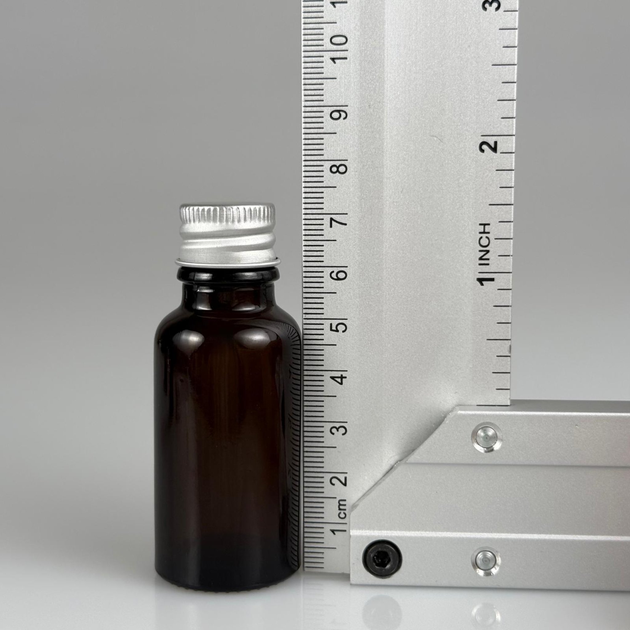 20 CC AMBER CAM ŞİŞE + KÖPÜK CONTALI GÜMÜŞ ALÜMİNYUM METAL KAPAKLI TAKIM - 20 ML KAHVERENGİ CAM ŞİŞE