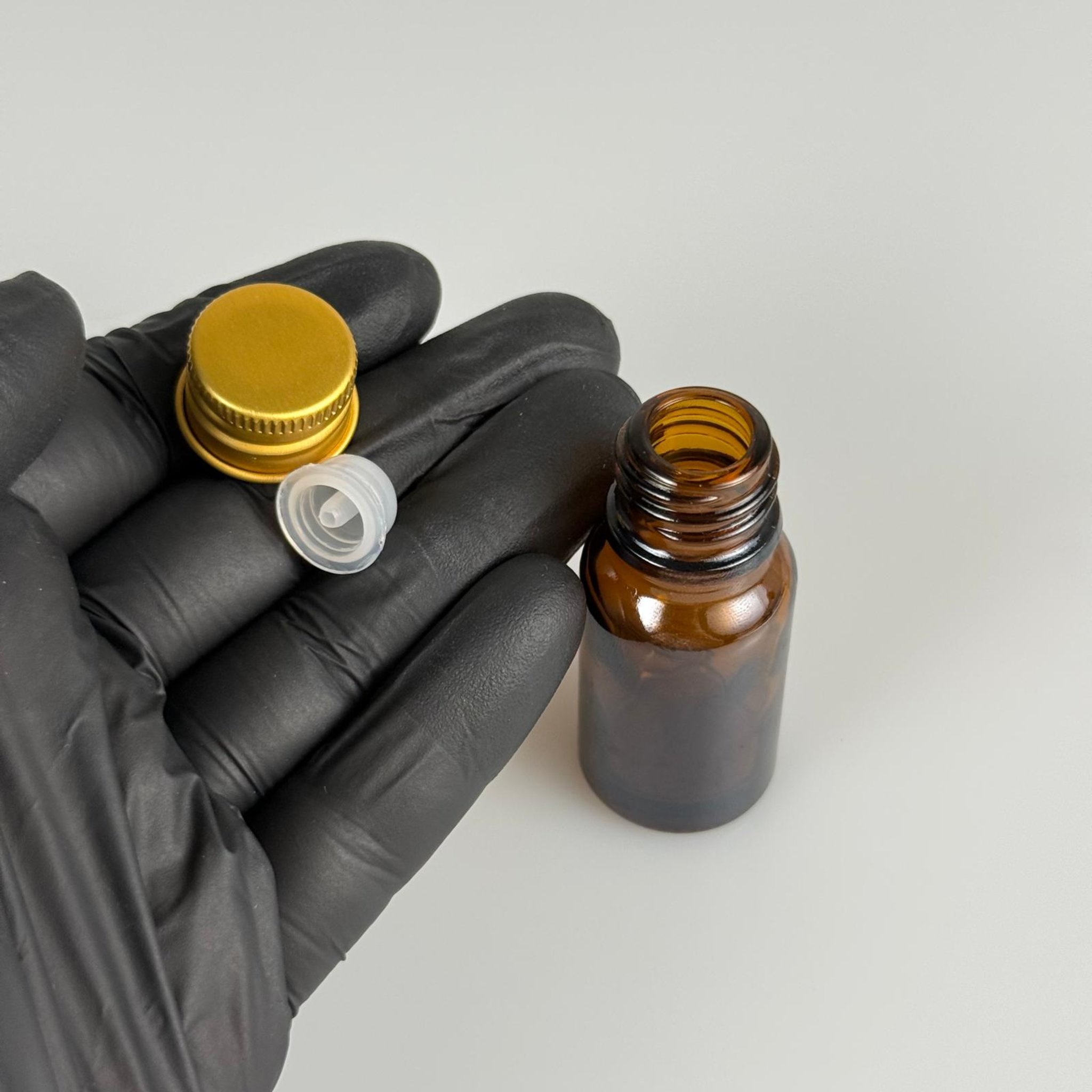 10 CC AMBER CAM ŞİŞE + KÖPÜK CONTALI GOLD ALÜMİNYUM METAL KAPAKLI + DAMLALIKLI KOLONYA TIPALI TAKIM - 10 ML KAHVERENGİ CAM ŞİŞE