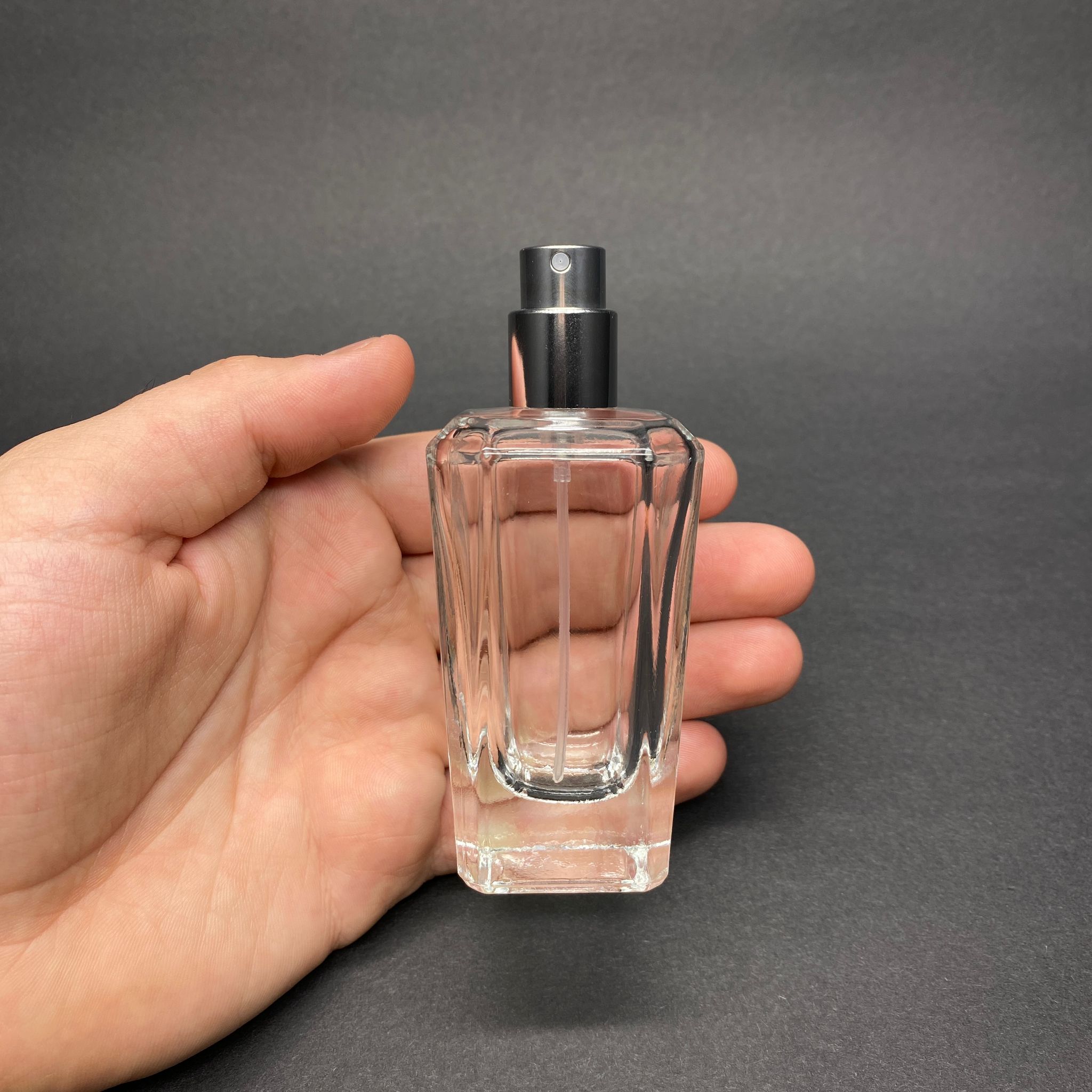 50 ML KÖŞELİ MODEL MİRA PARFÜM ŞİŞESİ - GÜMÜŞ METAL SPREYLİ (AĞIZ 15 MM GEÇME KOLAY KAPAMA)