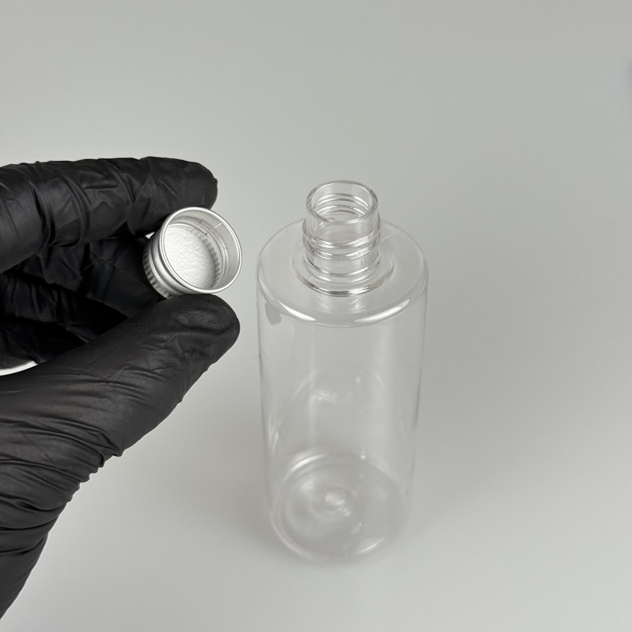 100 CC ŞEFFAF SİLİNDİR MODEL PET ŞİŞE + KÖPÜK CONTALI GÜMÜŞ ALÜMİNYUM METAL KAPAKLI TAKIM - 100 ML PLASTİK ŞİŞE