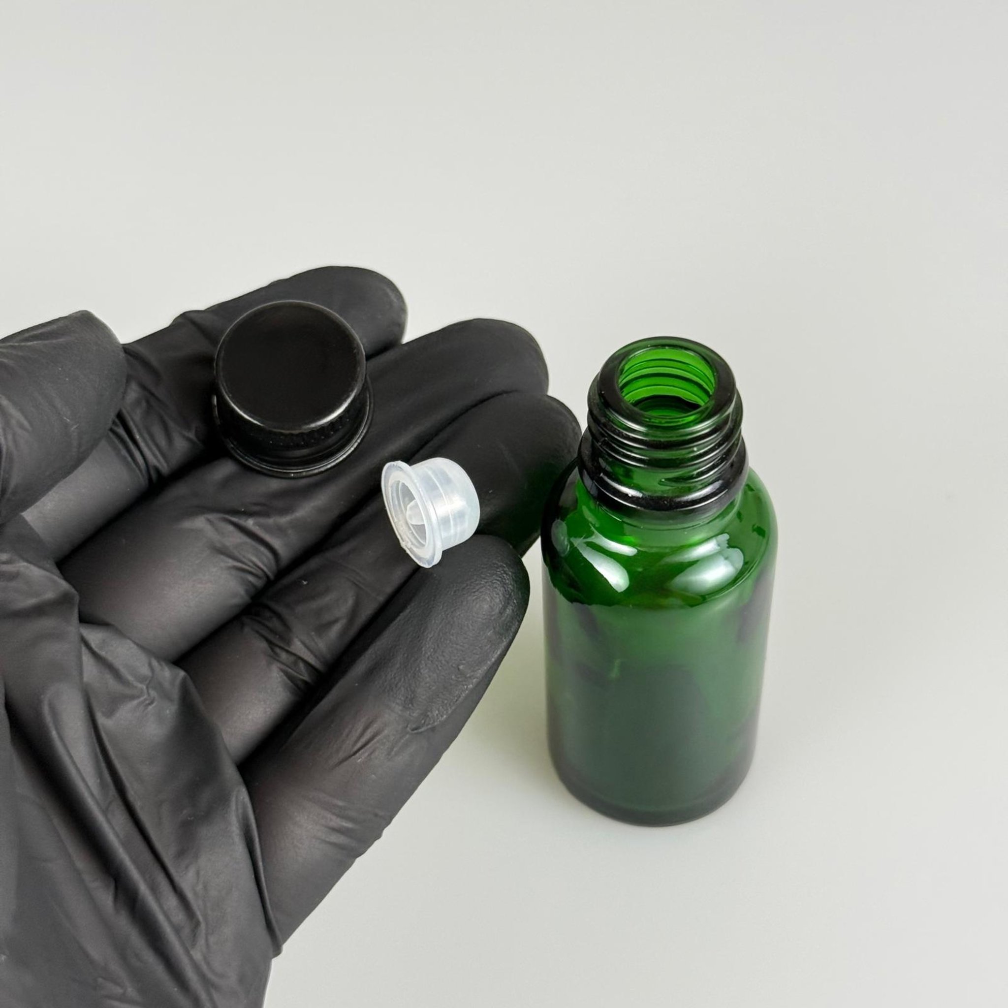 20 CC YEŞİL CAM ŞİŞE + KÖPÜK CONTALI SİYAH ALÜMİNYUM METAL KAPAKLI + KOLONYA TIPALI TAKIM - 20 ML YEŞİL CAM ŞİŞE