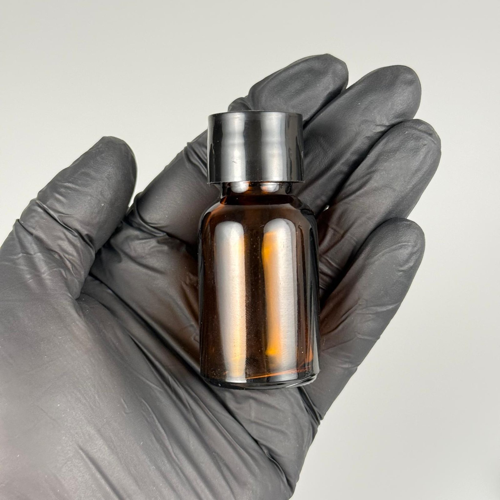 FLAKON ENJEKTÖR SERUM ŞİŞESİ - 20 ML AMBER ECZA CAM ŞİŞE + VİDALI DELİKLİ KAPAK (ELLE ÇEVİREREK KAPANIR) + KAUÇUK BUTİL TIPA TAKIM
