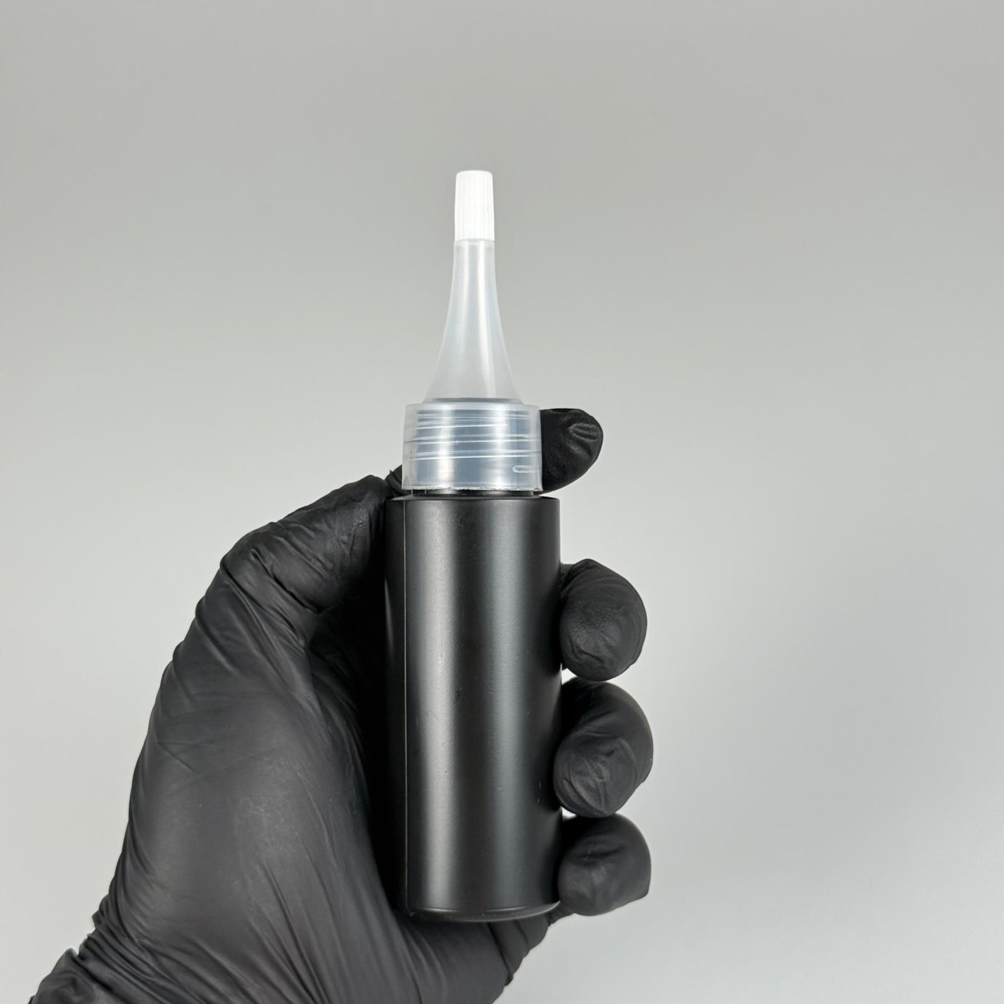 50 CC SİYAH POLİETİLEN PLASTİK ŞİŞE - 24 MM BEYAZ KAPAK TIPALI ŞEFFAF İNCE UÇLU AKITICI KAPAKLI  - 50 ML KAPAKLI PLASTİK ŞİŞE