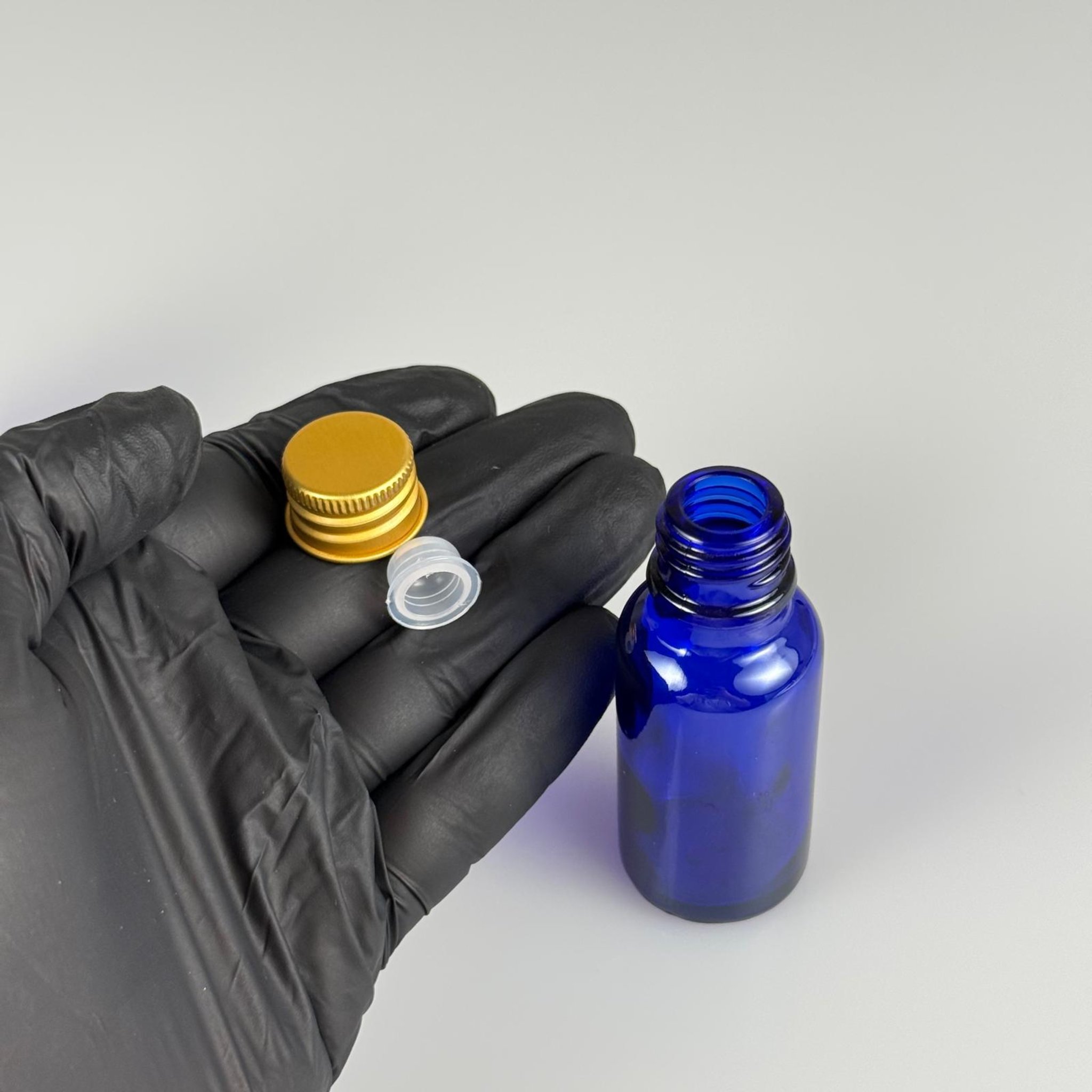 20 CC MAVİ CAM ŞİŞE + KÖPÜK CONTALI GOLD ALÜMİNYUM METAL KAPAKLI + KÖR TIPALI TAKIM - 20 ML MAVİ CAM ŞİŞE