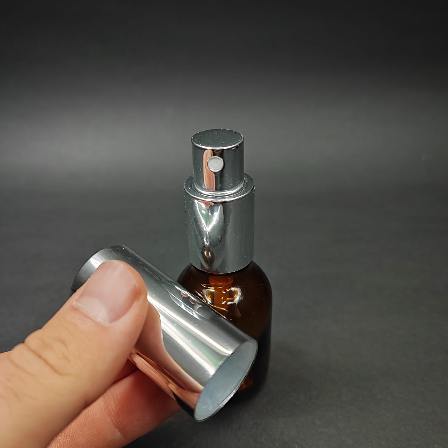 25 ML LÜKS VİDALI VALF ÇEVİRME PARFÜM ŞİŞELERİ - 25 CC TOMBUL AMBER CAM ŞİŞE - GÜMÜŞ METAL SPREYLİ KAPAKLI SET