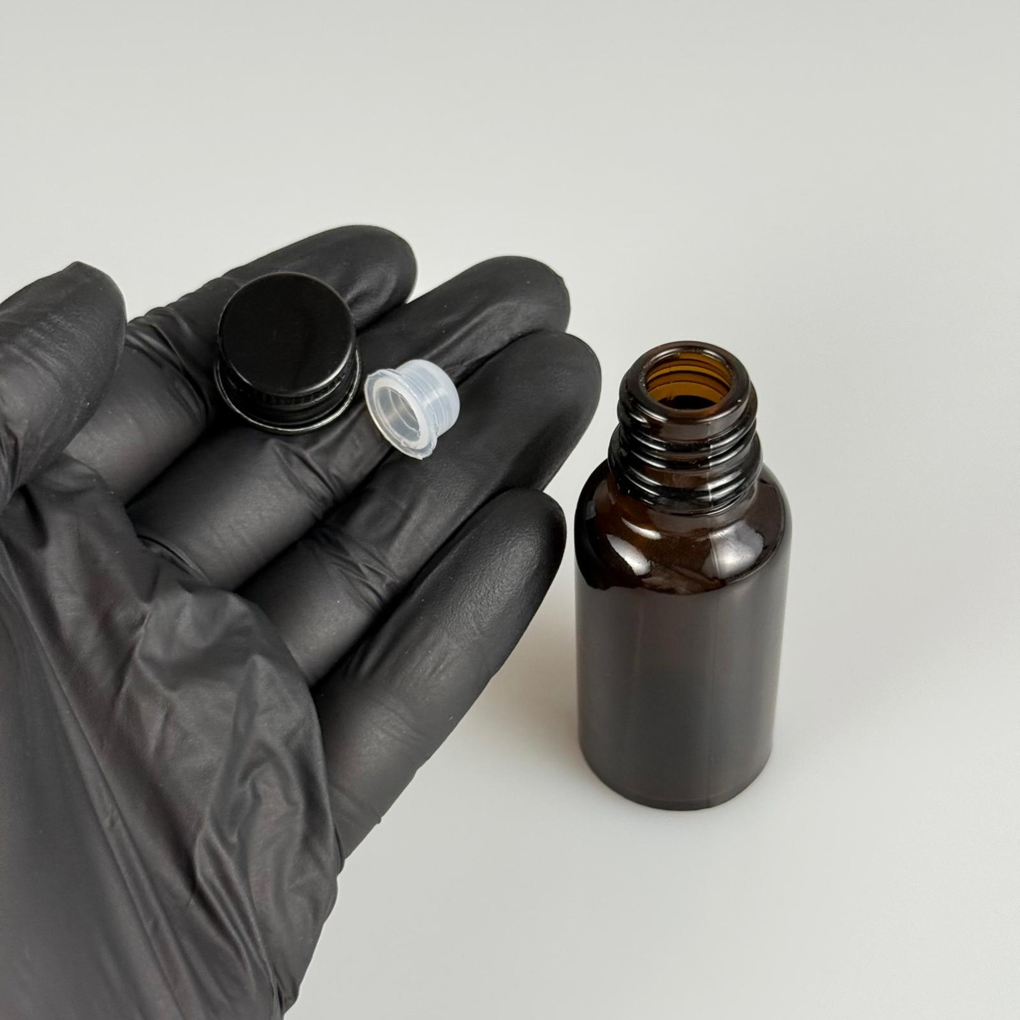 20 CC AMBER CAM ŞİŞE + KÖPÜK CONTALI SİYAH ALÜMİNYUM METAL KAPAKLI + KÖR TIPALI TAKIM - 20 ML KAHVERENGİ CAM ŞİŞE