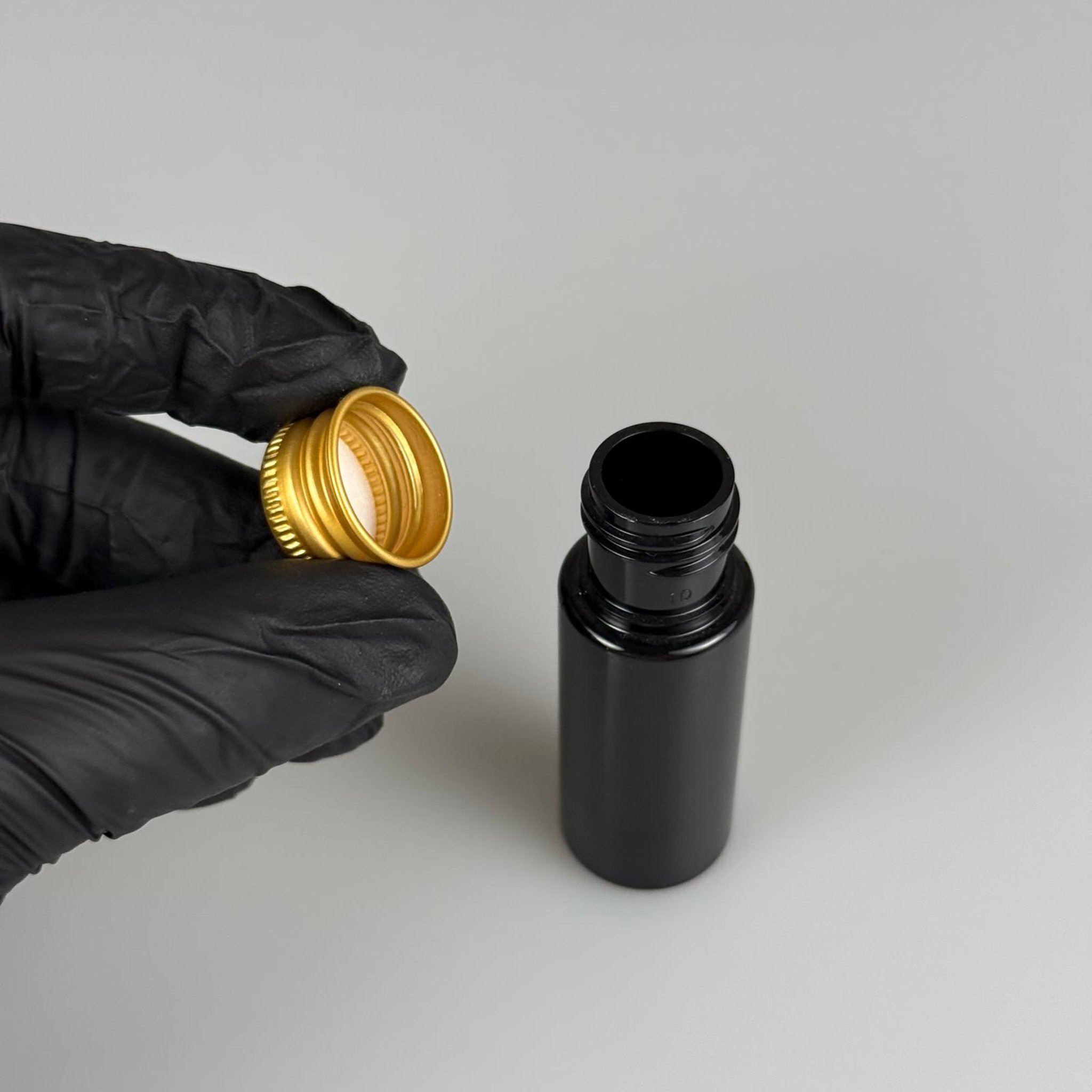 15 CC SİYAH SİLİNDİR PET ŞİŞE + KÖPÜK CONTALI GOLD ALÜMİNYUM METAL KAPAKLI TAKIML - 15 ML SİYAH PET ŞİŞE