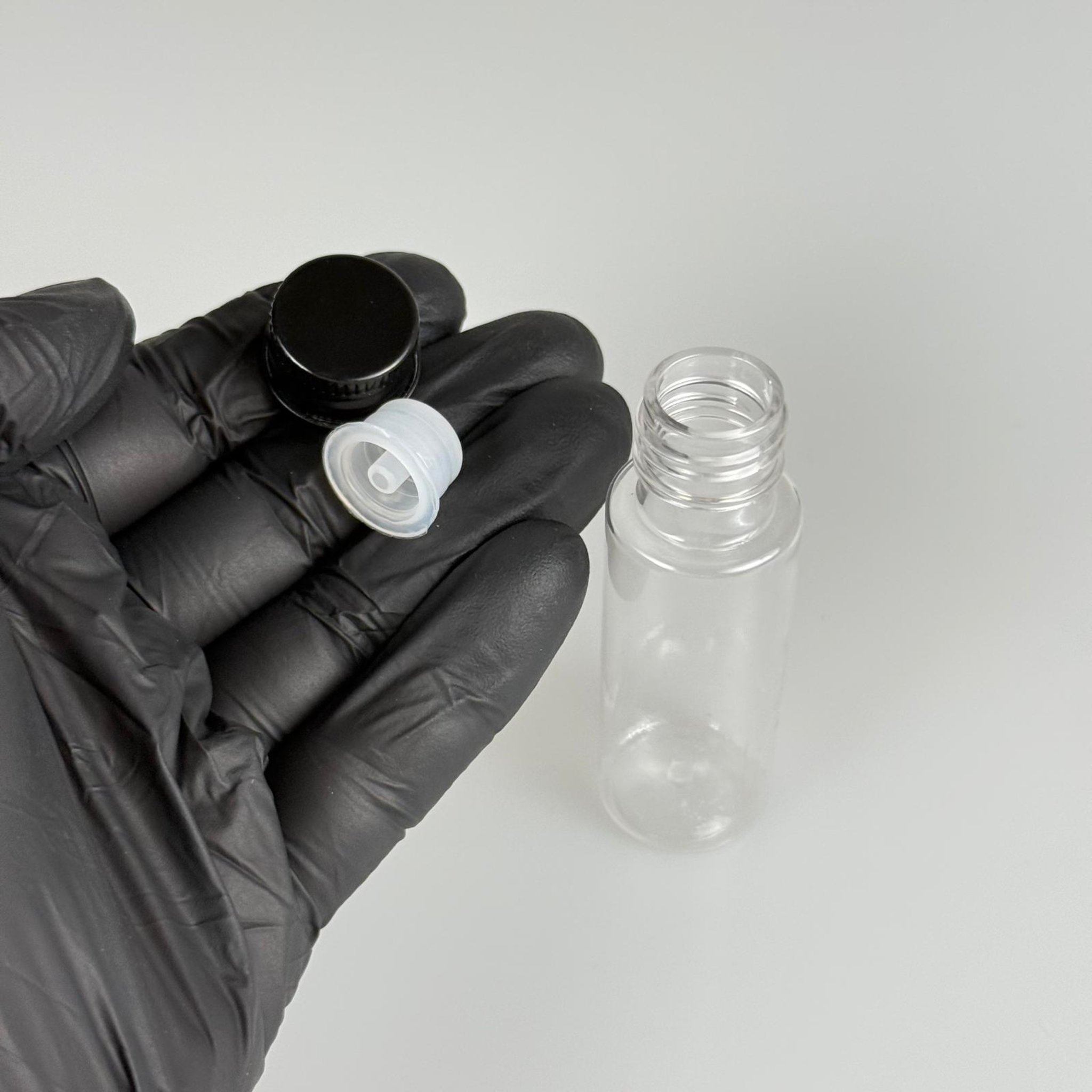 20 CC ŞEFFAF PET ŞİŞE + KÖPÜK CONTALI SİYAH ALÜMİNYUM METAL KAPAKLI + DAMLALIKLI KOLOMNYA TIPALI TIPALI TAKIM - 20 ML PLASTİK ŞİŞE