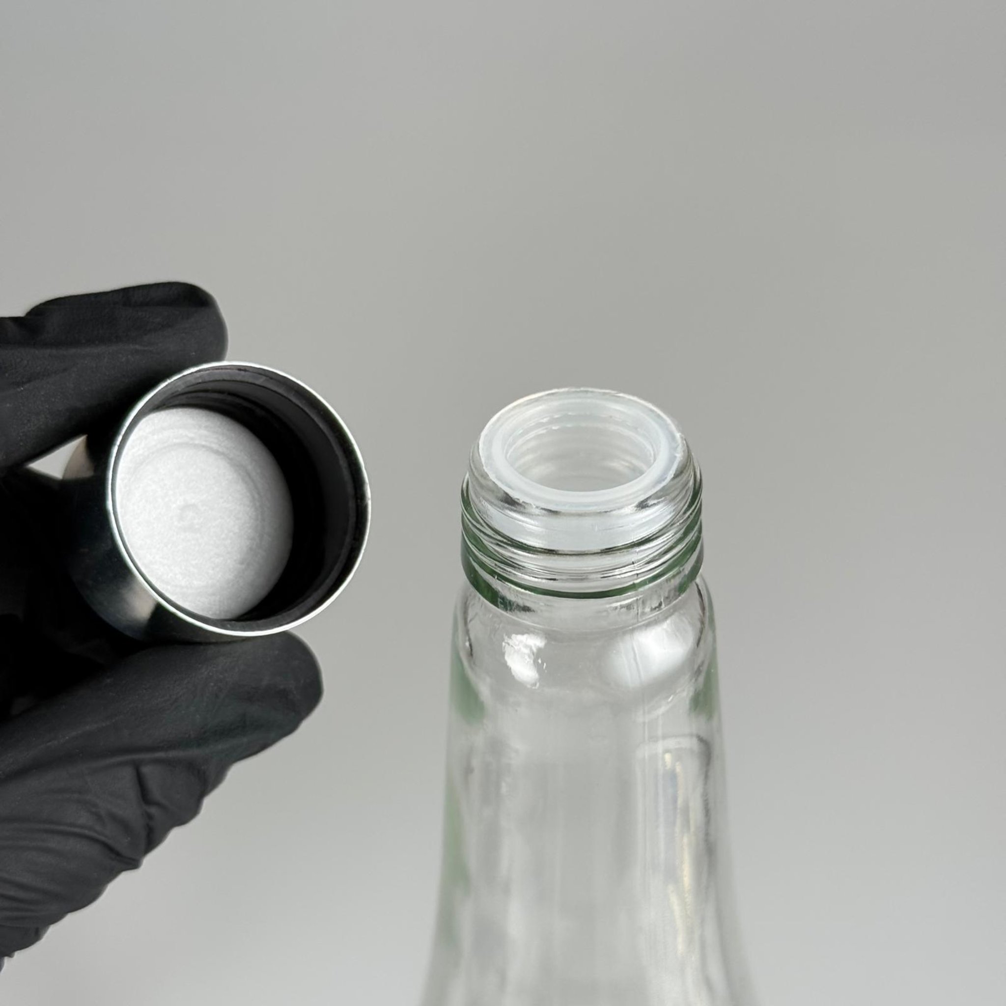 1000 CC ŞEFFAF CAM ŞERBET ŞİŞESİ + ALÜMİNYUM KAPLAMALI GÜMÜŞ KAPAKLI + KÖR TIPALI TAKIM - 1000 ML CAM ŞİŞE