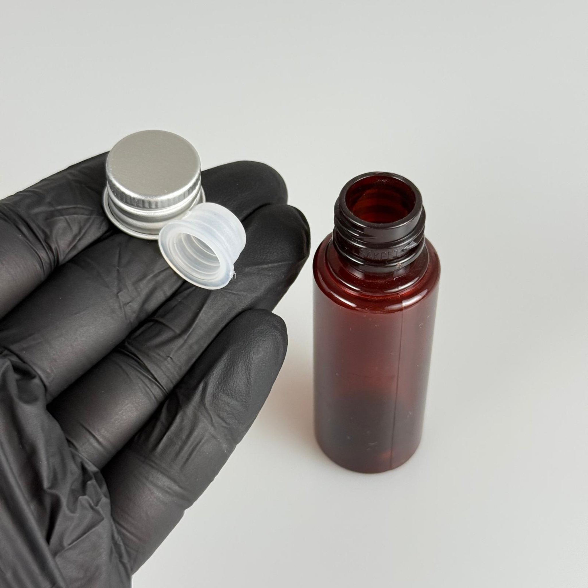 30 CC PET AMBER SHOT ŞİŞE - KÖPÜK CONTALI GÜMÜŞ ALÜMİNYUM METAL KAPAKLI + KÖR TIPALITAKIM - 30 ML KAHVERENGİ PLASTİK ŞİŞE