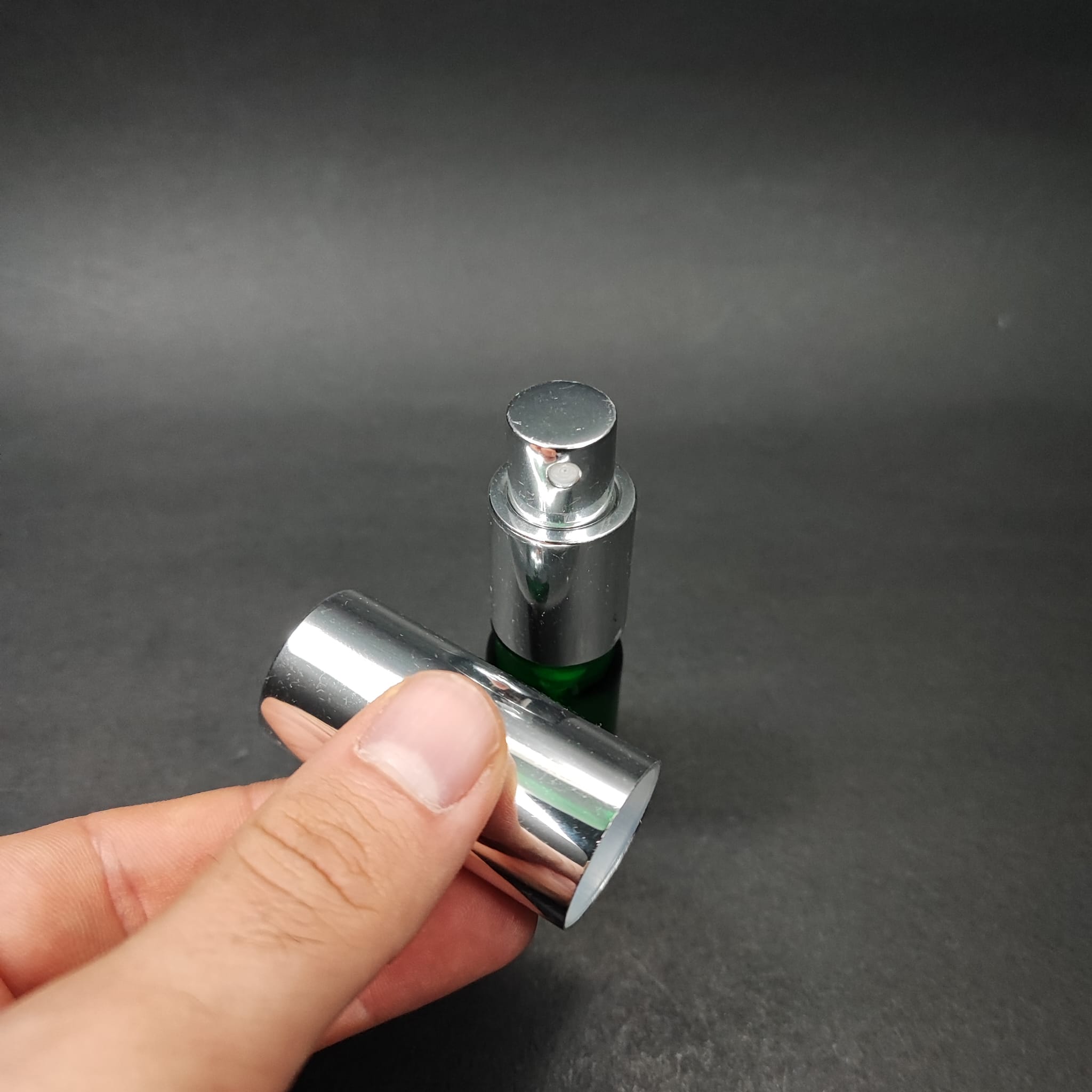 5 ML LÜKS VİDALI VALF ÇEVİRME PARFÜM ŞİŞELERİ - 5 CC YEŞİL CAM ŞİŞE - GÜMÜŞ METAL SPREYLİ KAPAKLI SET