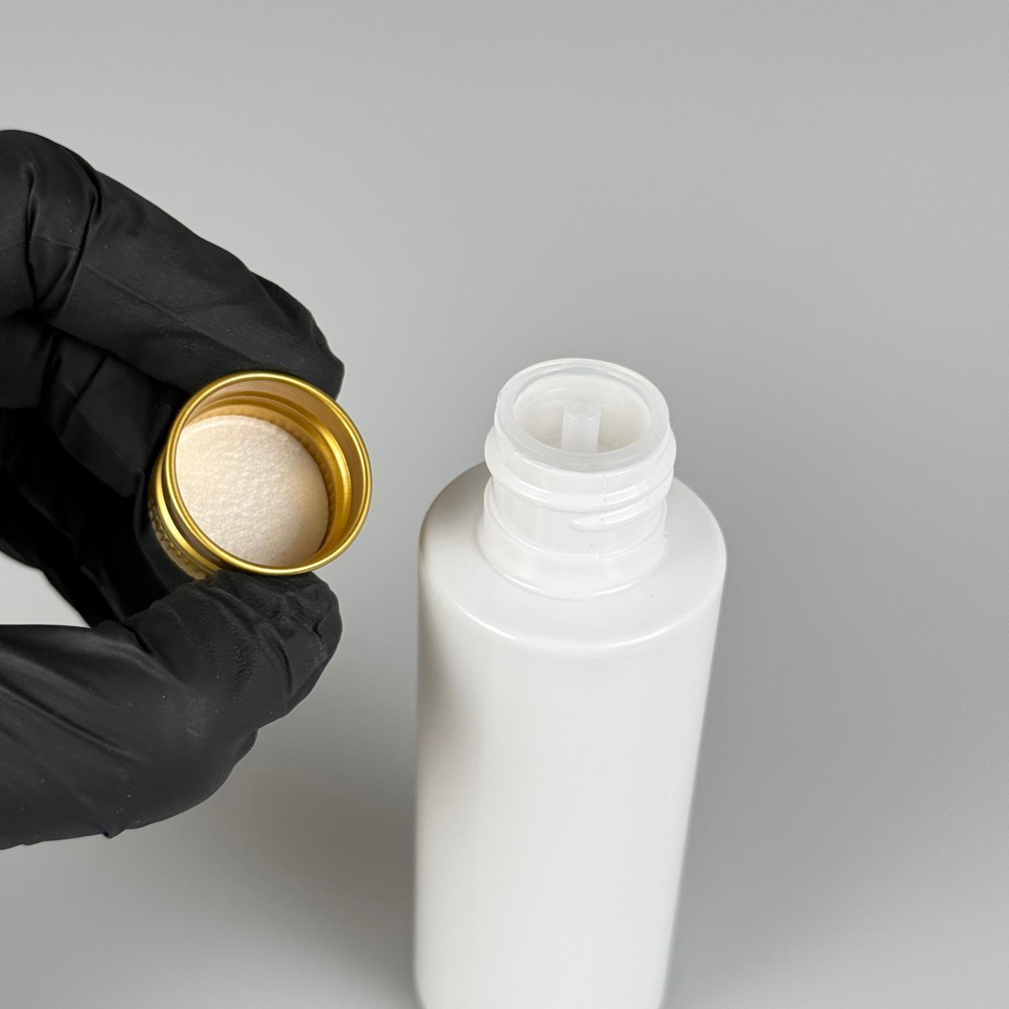 100 CC BEYAZ SİLİNDİR KESKİN KÜT MODEL SERT PET ŞİŞE ( 17 GR - 24 AĞIZ ) + KÖPÜK CONTALI GOLD METAL ALÜMİNYUM KAPAK + KOLONYA TIPALI TAKIM - 100 ML KAPAKLI BEYAZ PLASTİK ŞİŞELER