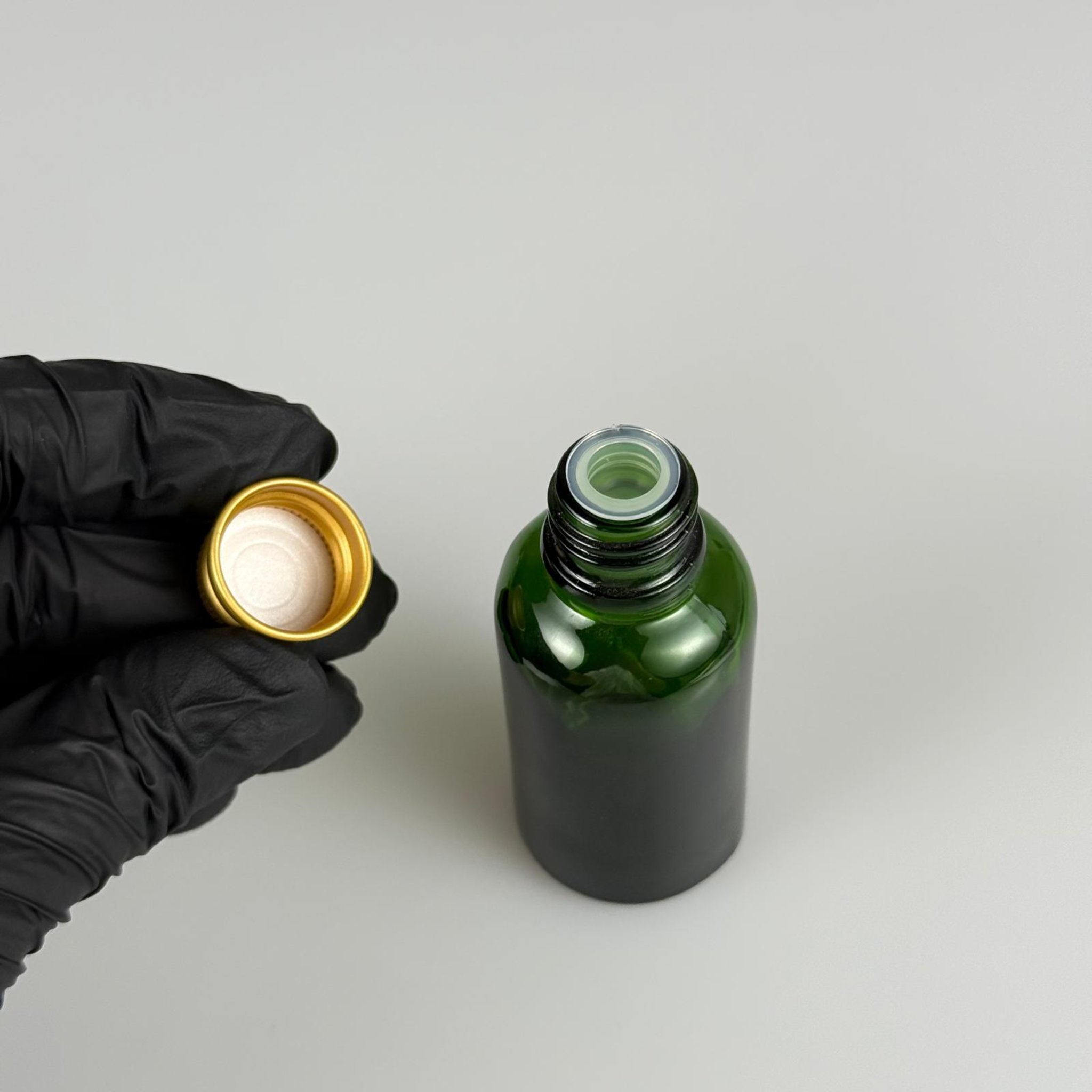 30 CC YEŞİL CAM ŞİŞE + KÖPÜK CONTALI GOLD ALÜMİNYUM METAL KAPAKLI + KÖR TIPALI TAKIM - 30 ML YEŞİL CAM ŞİŞE