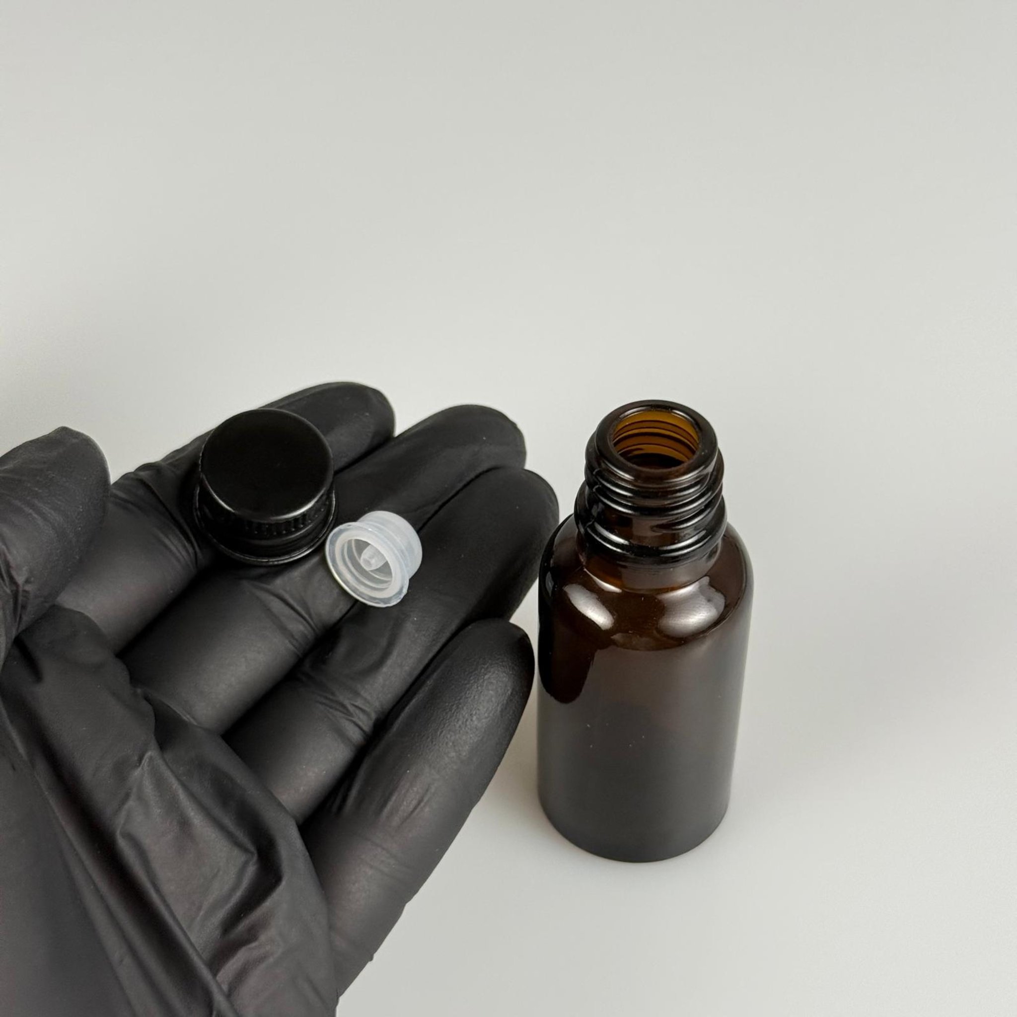 20 CC AMBER CAM ŞİŞE + KÖPÜK CONTALI SİYAH ALÜMİNYUM METAL KAPAKLI + DAMLALIKLI KOLONYA TIPALI TAKIM - 20 ML KAHVERENGİ CAM ŞİŞE