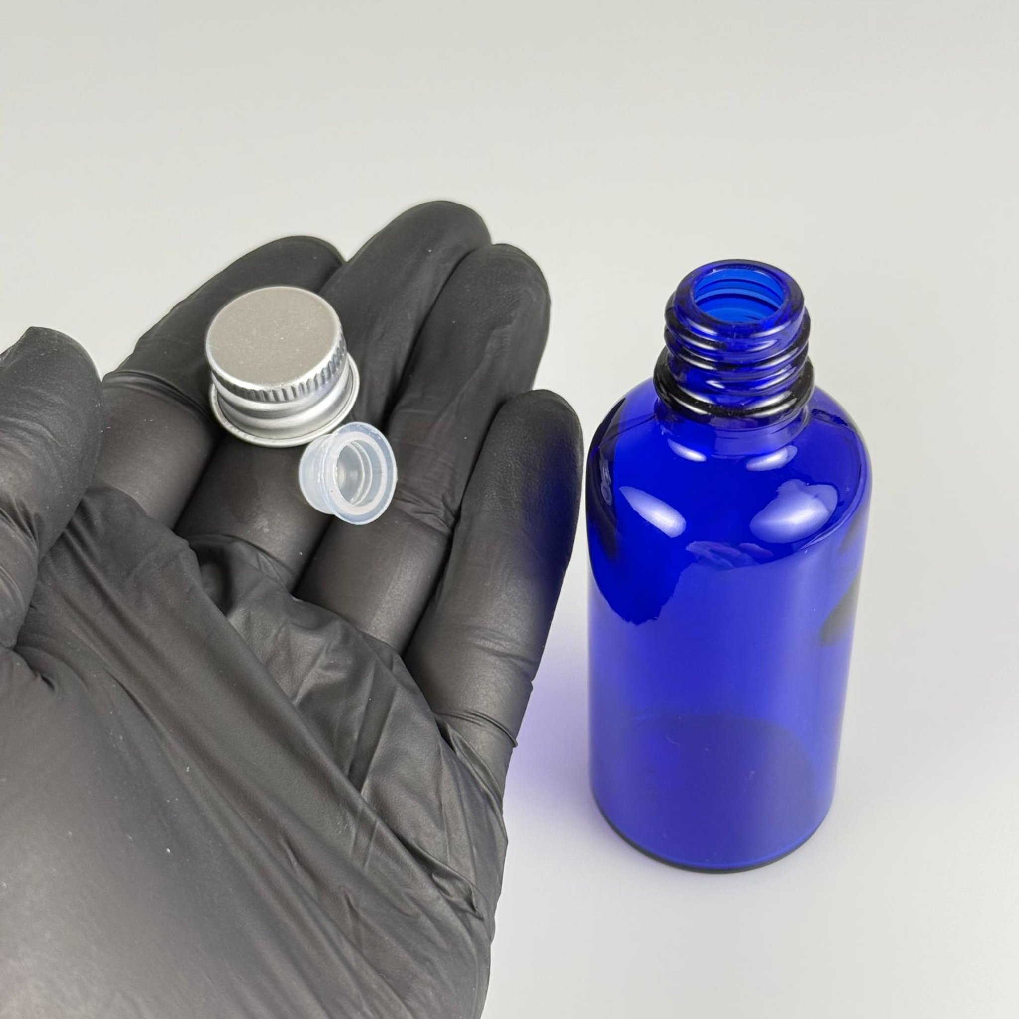 50 CC MAVİ CAM ŞİŞE + KÖPÜK CONTALI GÜMÜŞ ALÜMİNYUM METAL KAPAKLI + KÖR TIPALI TAKIM - 50 ML MAVİ CAM ŞİŞE
