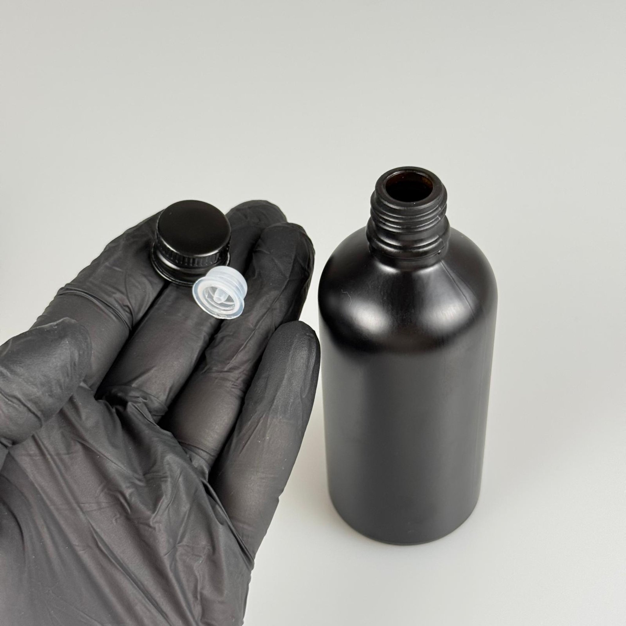 100 CC MAT SİYAH CAM ŞİŞE + KÖPÜK CONTALI SİYAH ALÜMİNYUM METAL KAPAKLI + DAMLALIKLI KOLONYA TIPALI TAKIM - 100 ML MAT SİYAH CAM ŞİŞE