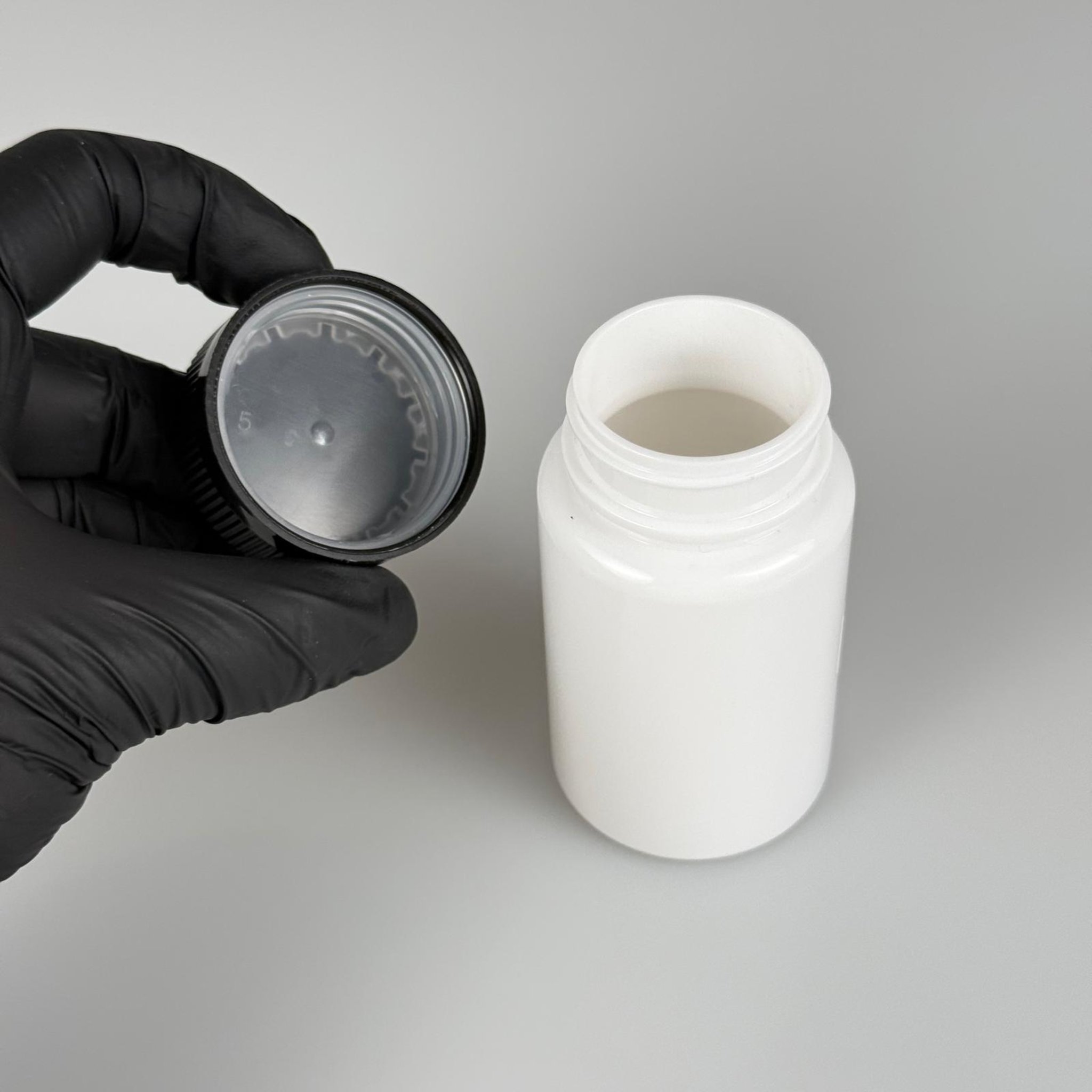 100 ML ÇOCUK KİLİT KAPAKLI TABLET ŞİŞESİ  - 100 CC BEYAZ PET KAVANOZ + 38 MM SİYAH ÇOCUK KİLİTLİ KAPAK TAKIM -  KAPSÜL KUTUSU - İLAÇ ŞİŞESİ - MEDİKAL HAP ŞİŞESİ - FARMASÖTİK KAVANOZ