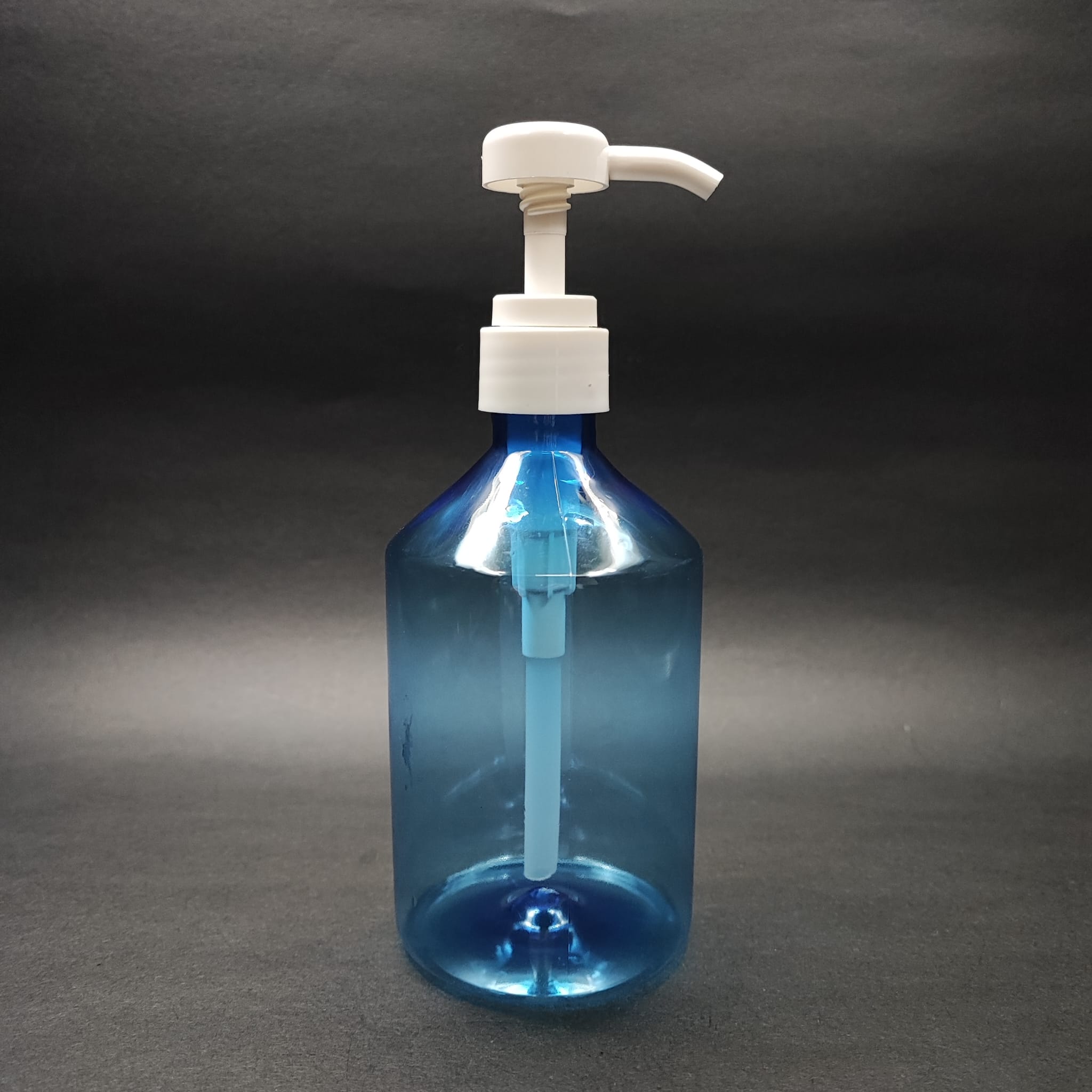500 CC MAVİ KÜT PET ŞİŞE - BEYAZ DOZAJ POMPALI (HER BASMADA 4 CC SIVI ATAR)  - 500 ML POMPALI ŞİŞE - ŞURUP, ŞAMPUAN, KREM GİBİ YOĞUN KIVAMLI SIVILARDA KULLANILIR