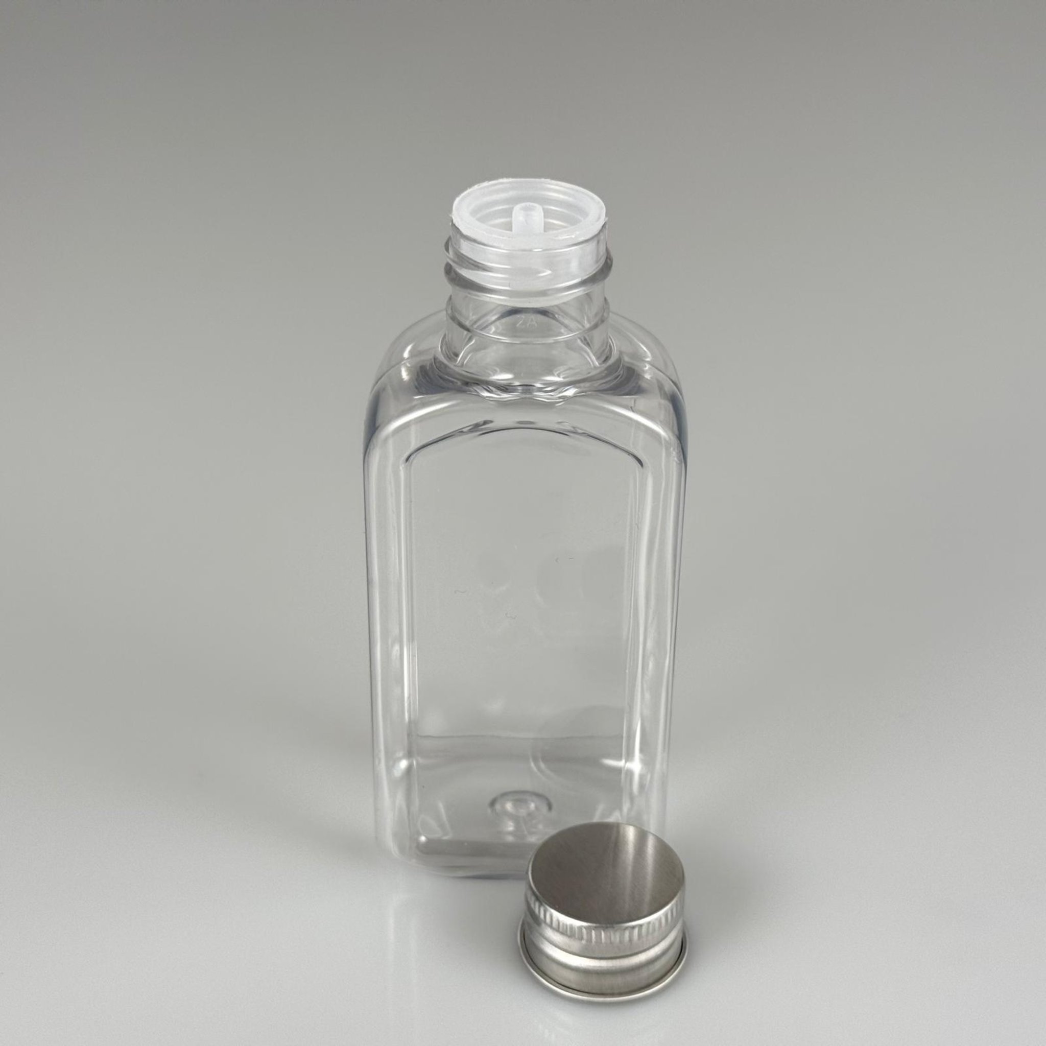 100 CC YASSI KÖŞELİ MODEL ŞEFFAF PET ŞİŞE (24 AĞIZ) + KÖPÜK CONTALI GÜMÜŞ METAL ALÜMİNYUM KAPAK + KOLONYA TIPALI TAKIM - 100 ML KAPAKLI PLASTİK ŞİŞELER