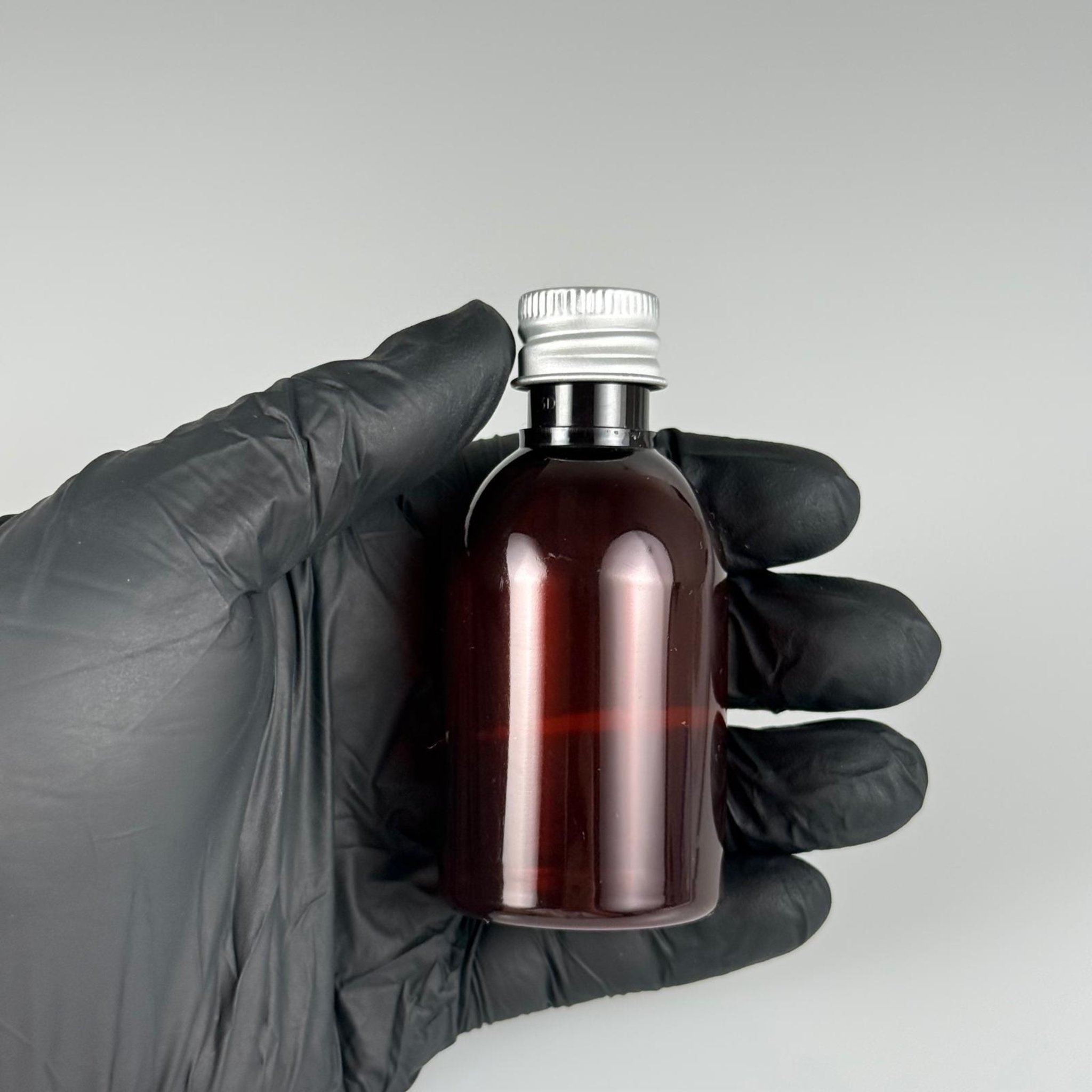 50  CC AMBER PET ŞİŞE + KÖPÜK CONTALI GÜMÜŞ ALÜMİNYUM METAL KAPAKLI + DAMLALIKLI KOLONYA TIPALI TAKIM - 50 ML KAHVERENGİ PLASTİK ŞİŞE