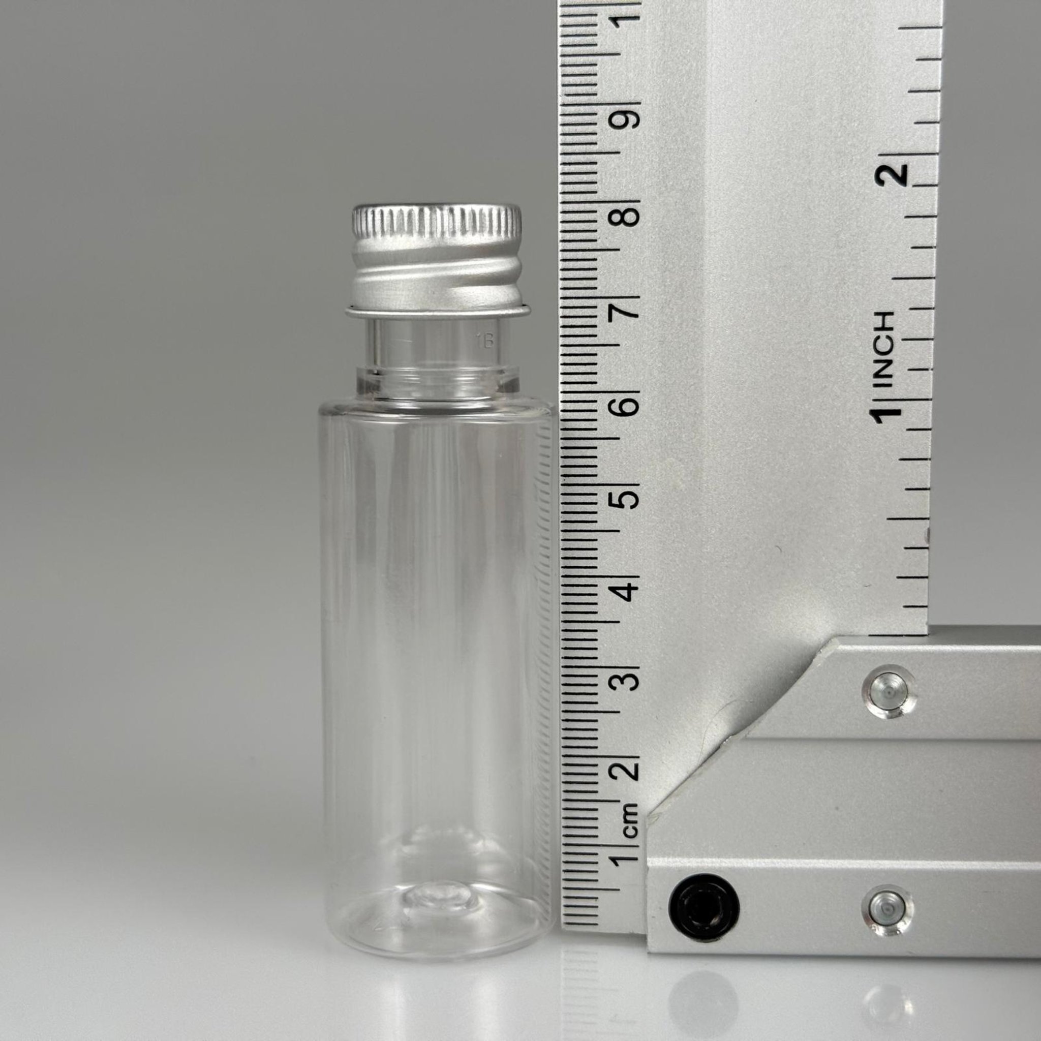 30 CC ŞEFFAF SİLİNDİR UZUN MODEL PET ŞİŞE + KÖPÜK CONTALI GÜMÜŞ ALÜMİNYUM METAL KAPAKLI + DAMLALIKLI KOLONYA TIPALI TAKIM - 30 ML PLASTİK ŞİŞE