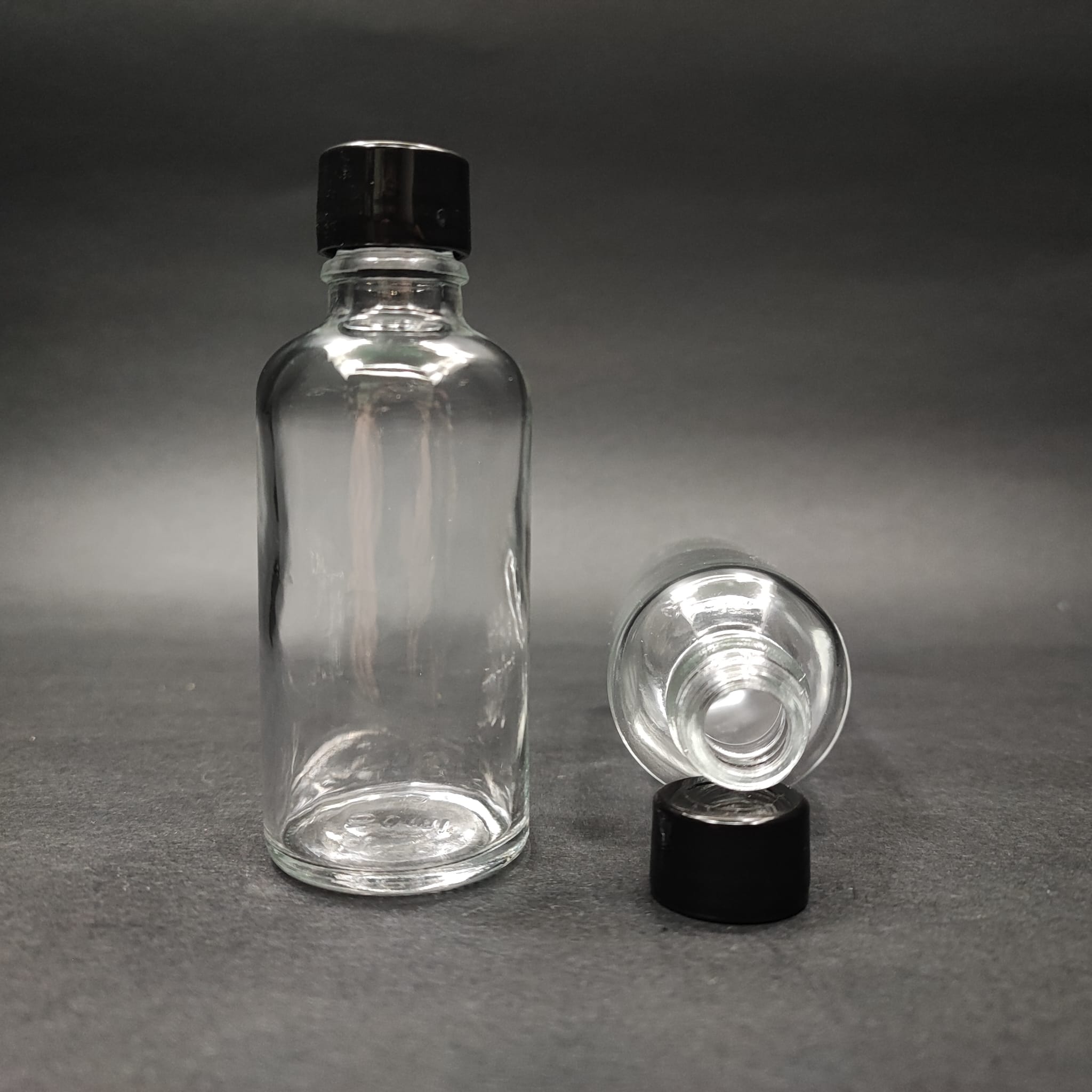 50 CC ŞEFFAF CAM ŞİŞE + KENDİNDEN CONTALI SIZDIRMAZ SİYAH KAPAK - 50 ML KAPAKLI CAM ŞİŞE