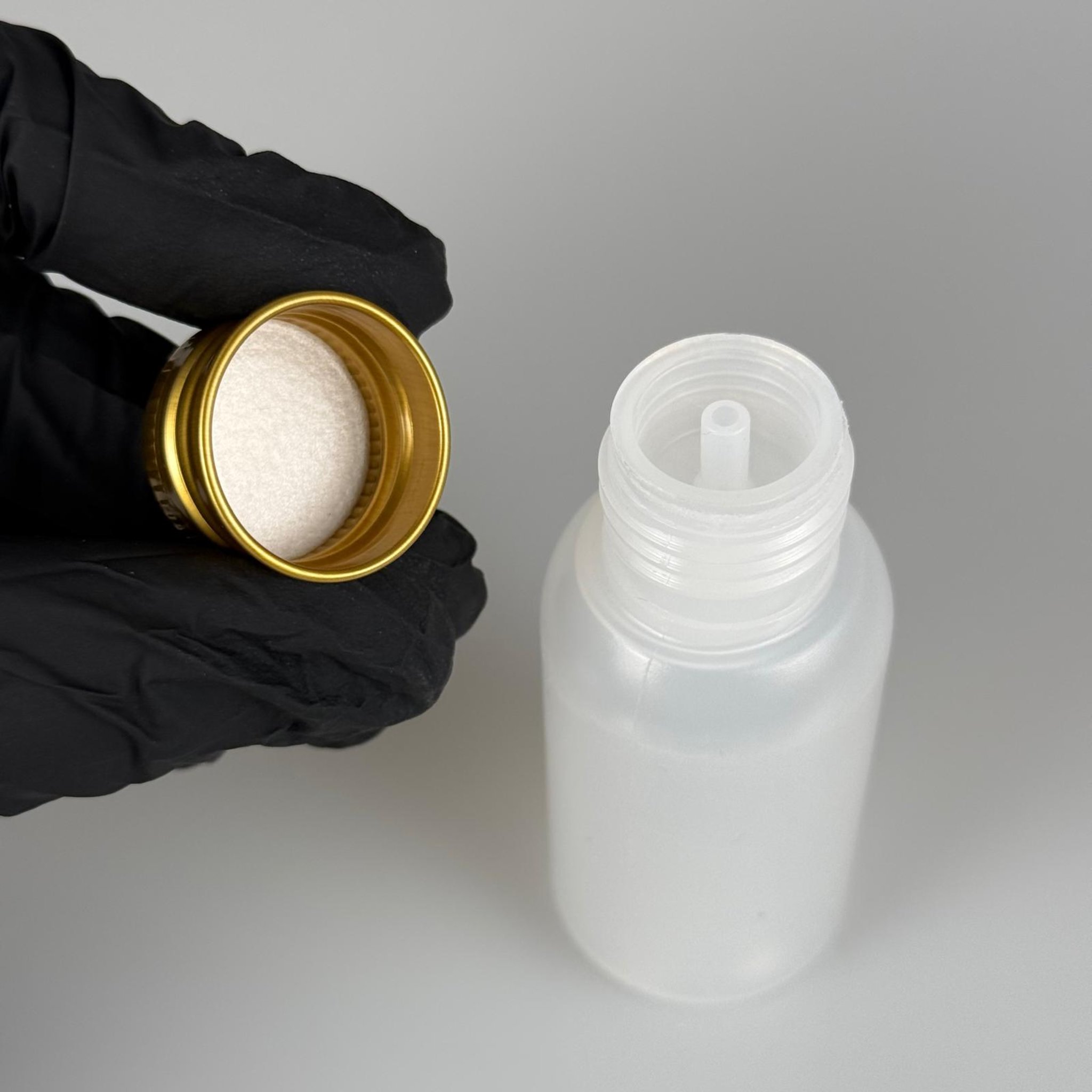50 ML SIKILABİLİR YUMUŞAK POLİETİLEN PE PLASTİK ASETON ŞİŞESİ ( 24 AĞIZ ) + KÖPÜK CONTALI GOLD METAL ALÜMİNYUM KAPAK + KOLONYA TIPALI TAKIM - 50 cc sos, yağ, kartuş, mürekkep vb için boş şişeler
