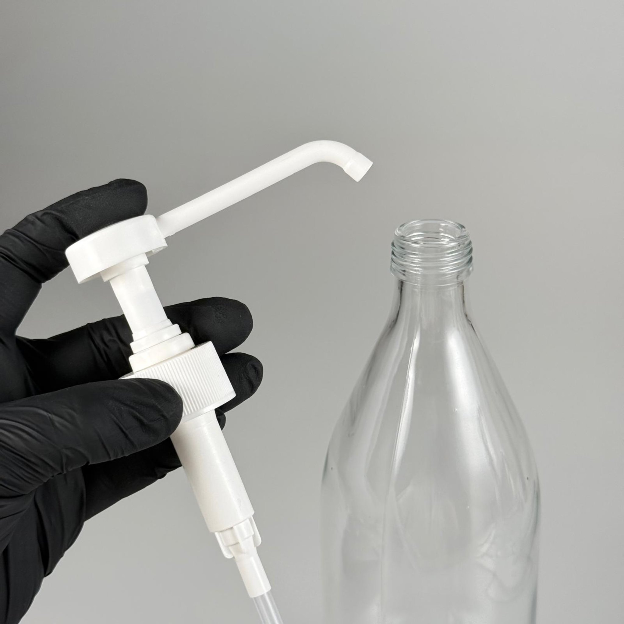 MASA ÜSTÜ İÇİN DİSPANSİYER PÜSKÜRTÜCÜ SPREY POMPALI CAM KOLONYA, DEZENFEKTAN ŞİŞESİ TAKIM - 750 ML (HORTUM YARIM CM KISA KALIR)