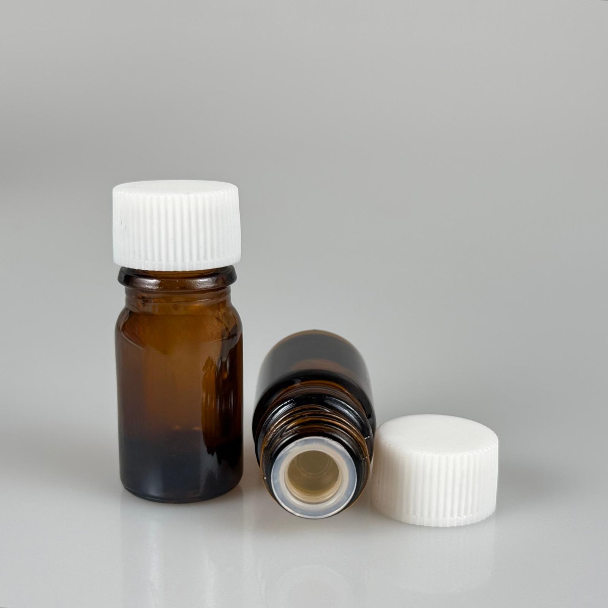 5 ML TIPALI VE KAPAKLI ŞİŞE - 5 CC AMBER KAHVERENGİ CAM ŞİŞE + CONTALI BEYAZ KAPAK + KÖR TIPA