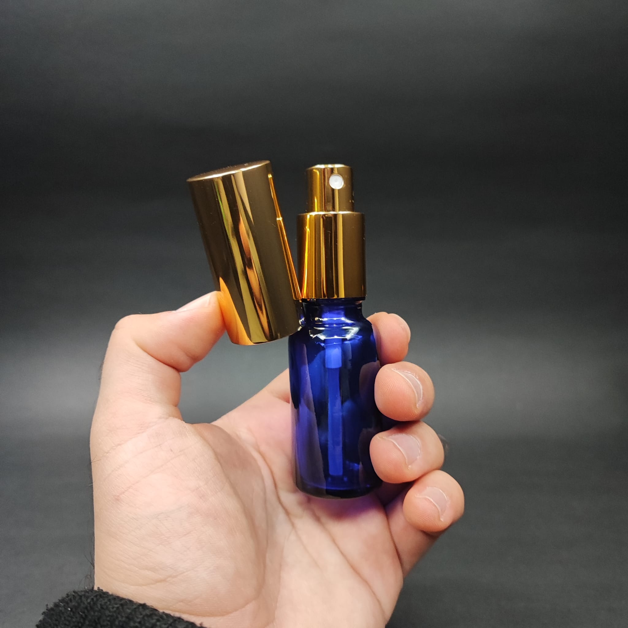 20 ML LÜKS VİDALI VALF ÇEVİRME PARFÜM ŞİŞELERİ - 20 CC MAVİ CAM ŞİŞE - GOLD METAL SPREYLİ KAPAKLI SET