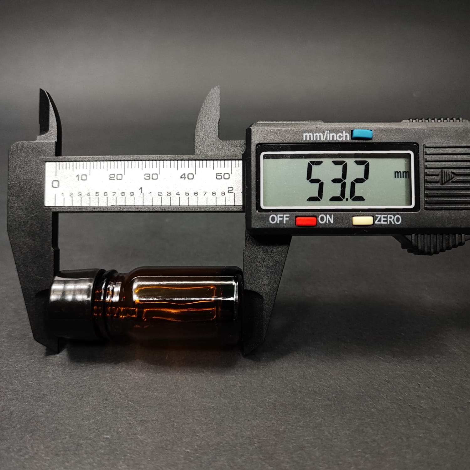 5 CC AMBER CAM ŞİŞE + KENDİNDEN CONTALI SIZDIRMAZ SİYAH KAPAK - 5 ML KAHVERENGİ KAPAKLI CAM ŞİŞE