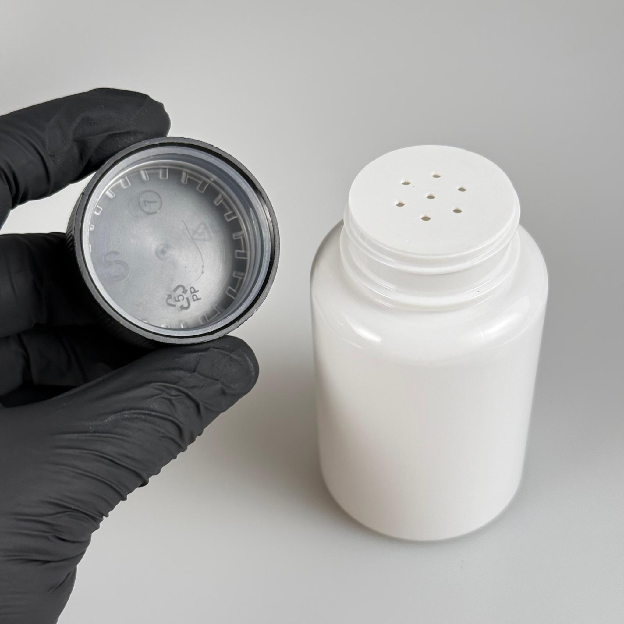 150 CC BEYAZ PET PUDRA ŞİŞESİ + ÇOCUK KİLİTLİ SİYAH PLASTİK KAPAKLI + PUDRA TIPALI TAKIM - 150 ML PUDRA KUTUSU, EKO TUZLUK