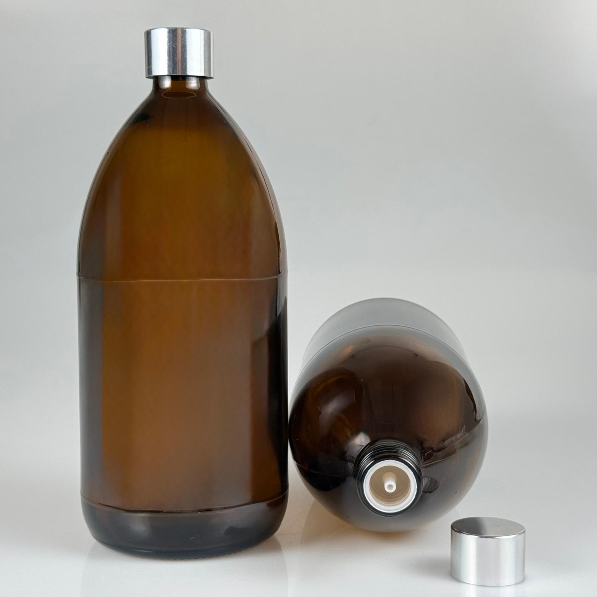 1000 CC AMBER CAM ŞİŞE + ALÜMİNYUM KAPLAMALI GÜMÜŞ KAPAKLI + DAMLALIKLI KOLONYA TIPALITAKIM - 1000 ML KAHVERENGİ CAM ŞİŞE