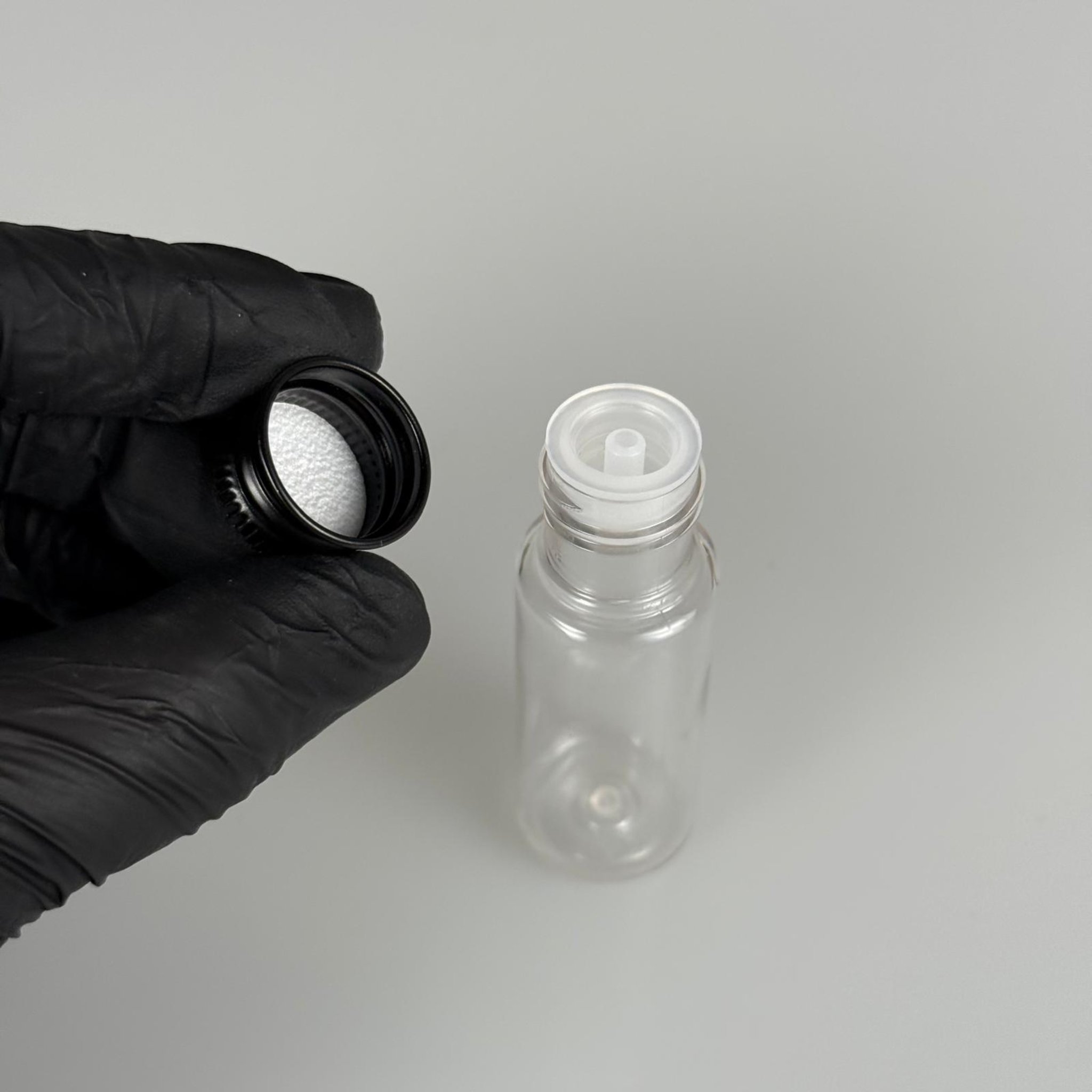 15 CC SİLİNDİR PET ŞİŞE + KÖPÜK CONTALI SİYAH ALÜMİNYUM METAL KAPAKLI + DAMLALIKLI KOLONYA TIPALI TAKIML - 15 ML ŞEFFAF PET ŞİŞE
