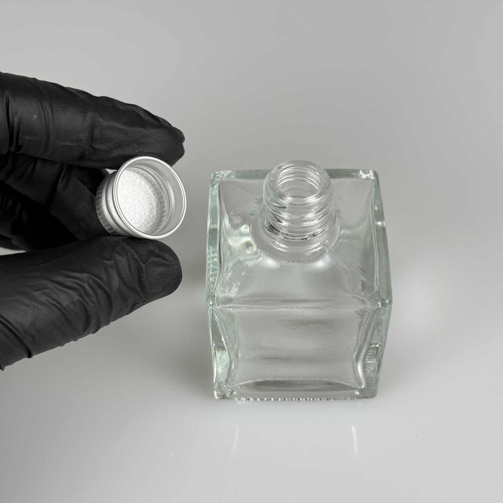 50 CC KARE BAMBU ŞİŞE + GÜMĞŞ ALÜMİNYUM METAL KAPAKLI TAKIM - 50 ML ŞEFFAF CAM ŞİŞE